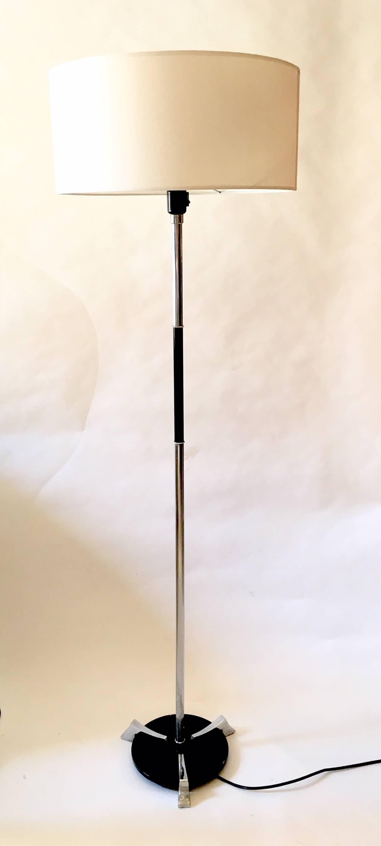 1970s pair of floor lamps, manufactured in metal chrome and black lacquered metal, with three metal chrome feeds.
