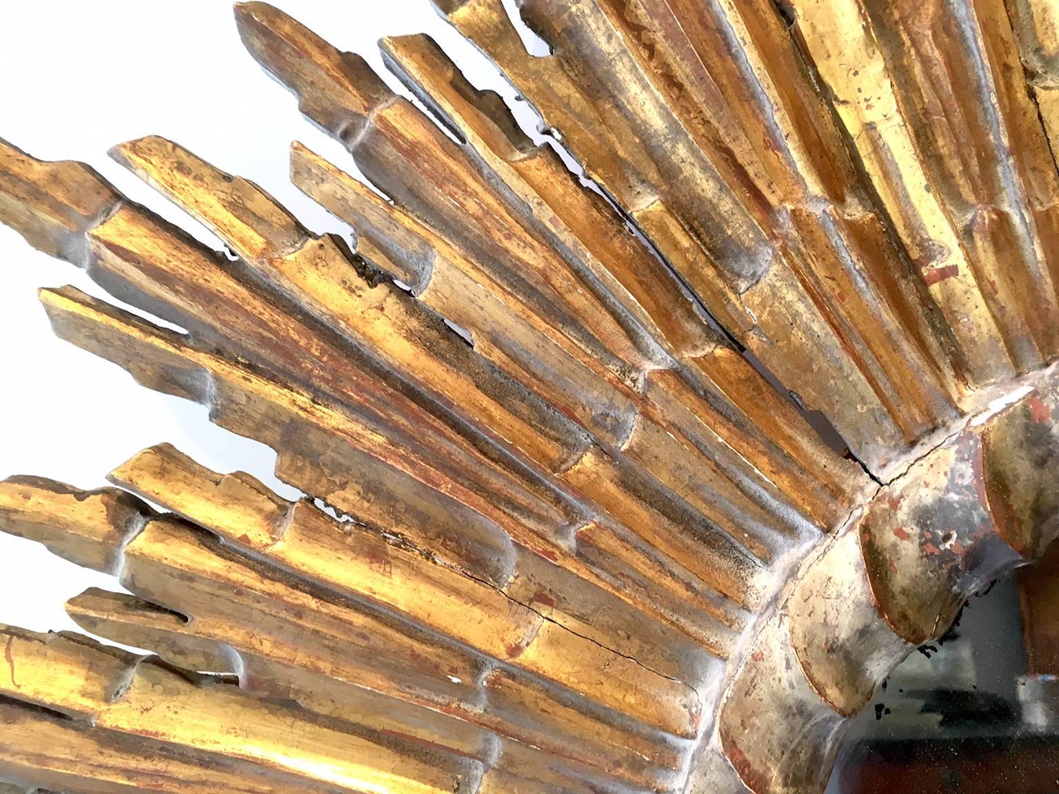 Gittwood and carved sunburst mirror, with alternating sun rays, in Barroque style.