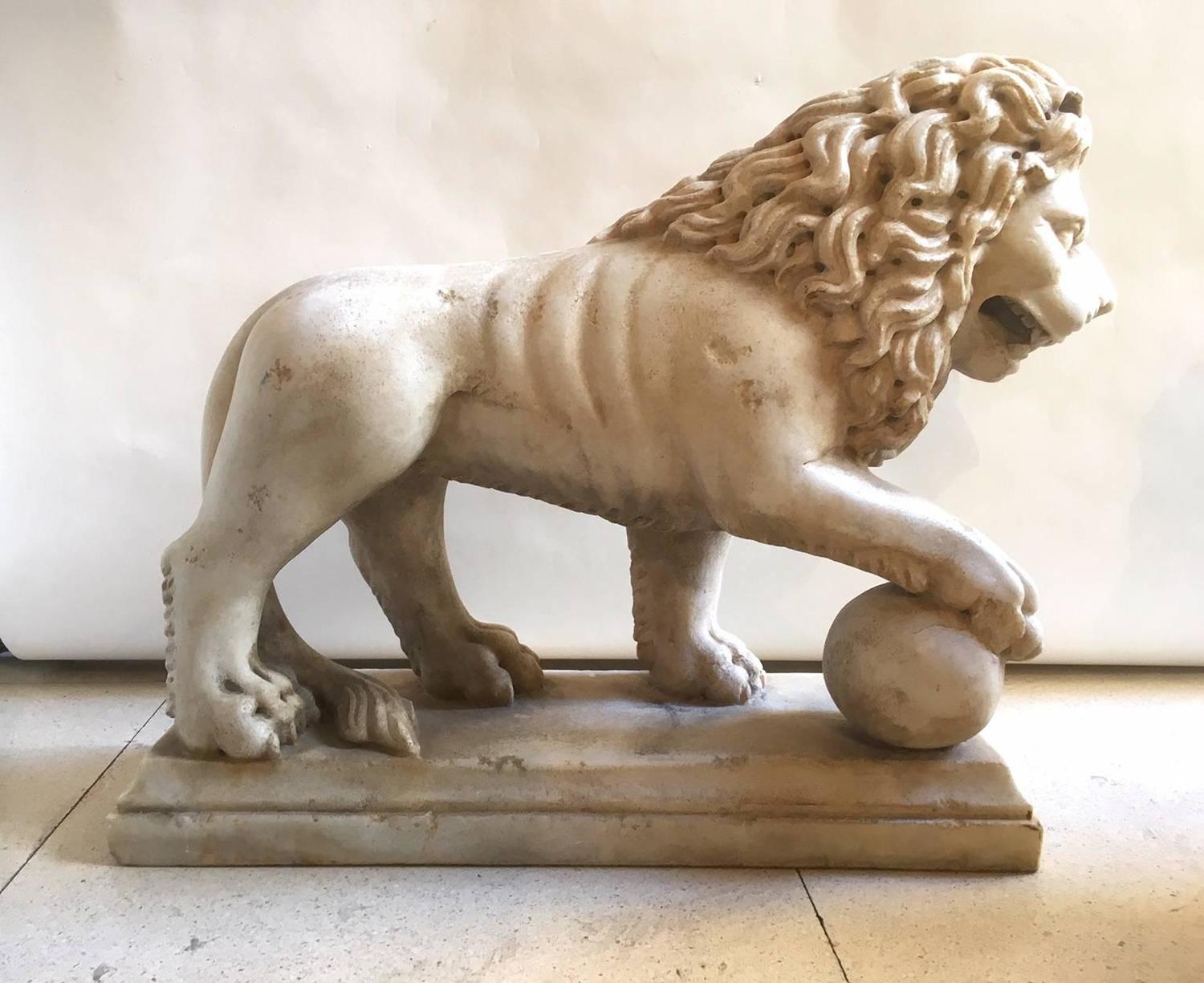 19th Century Pair of Carrara Marble Lions Sculpture For Sale at 1stdibs