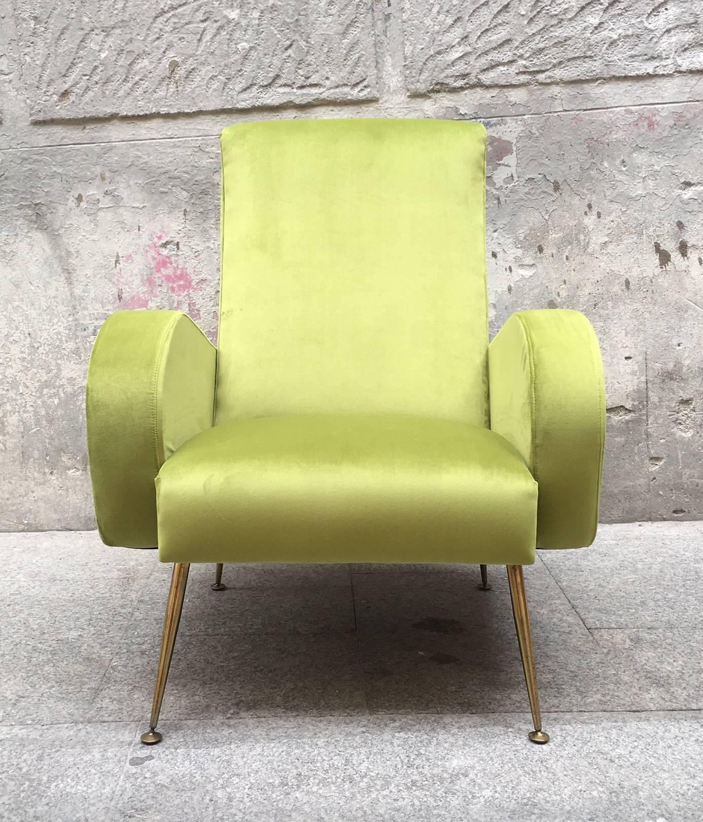 Pair of 1960s Italian armchairs, wood and metal frame with dorad brass feet, re-tapizados in intense green velvet.