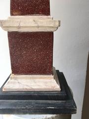 Obelisco de madera de imitación de porfido del siglo XX