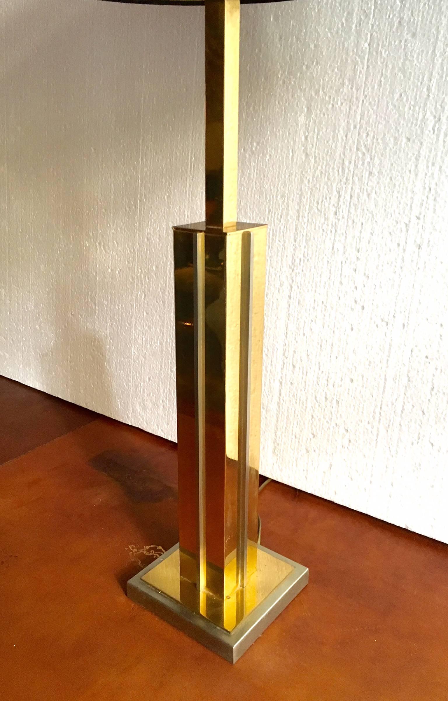 Table lamp in Willy Rizzo style, with npolished and brushed brass finish on stem and base, new black shade, with gold inside.