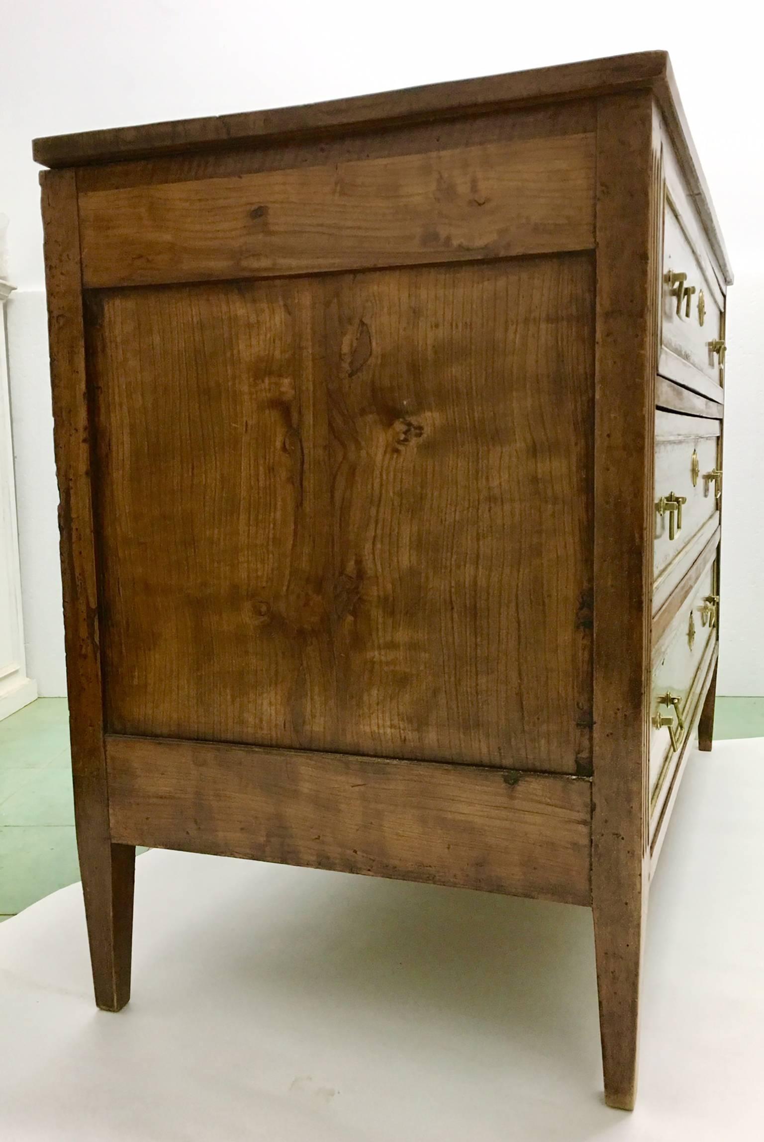 Luois XVI period marquetry French commode with three drawers and beautiful patina, walnut wood, the interior of the three drawers is oak.
The work of marquetry is in walnut, with some parts dyed in green, bronze knobs and handles.