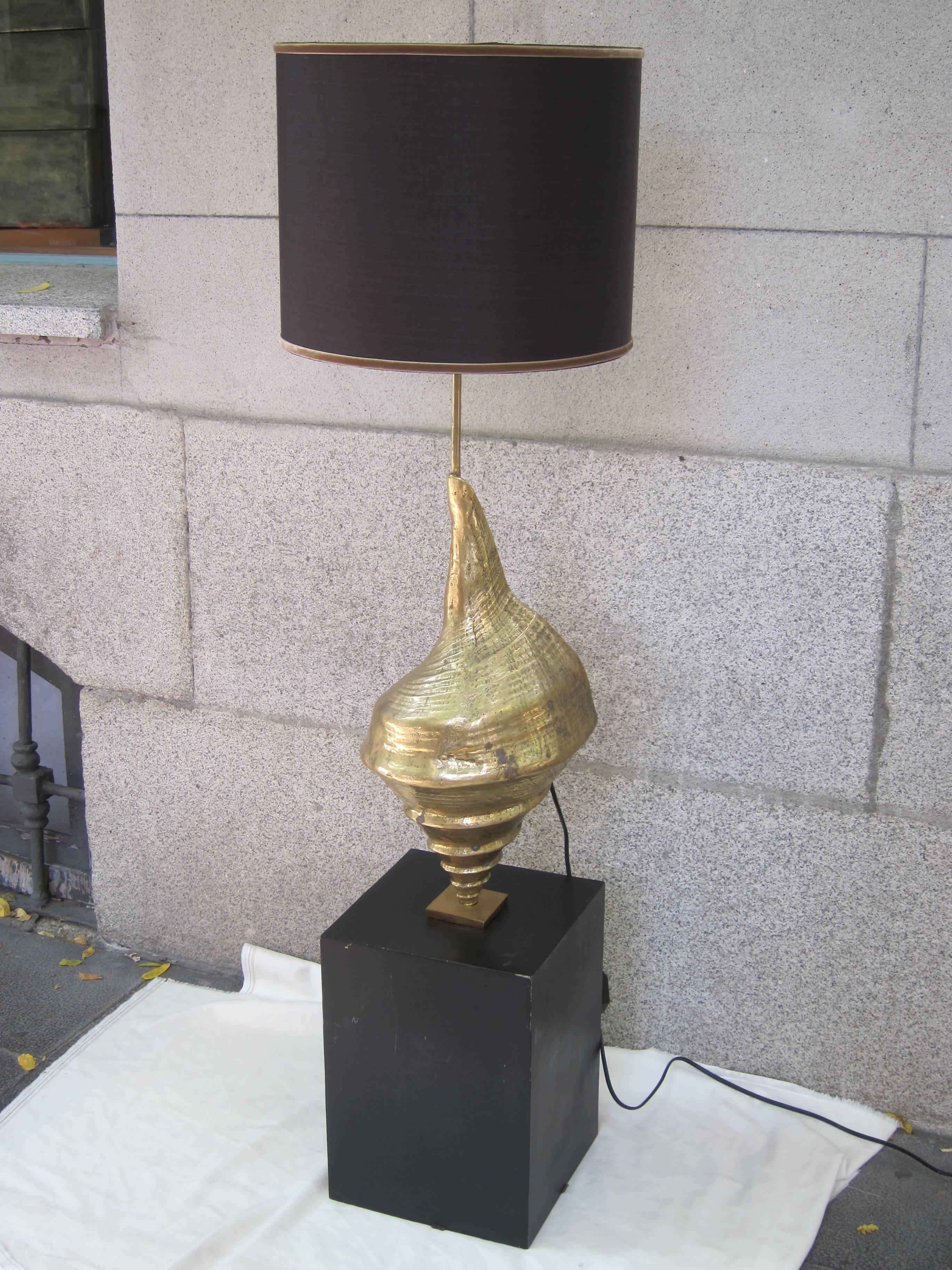 Impressive Brass Shell Lamp in the Style of Maison Charles, France 1960 For Sale 1