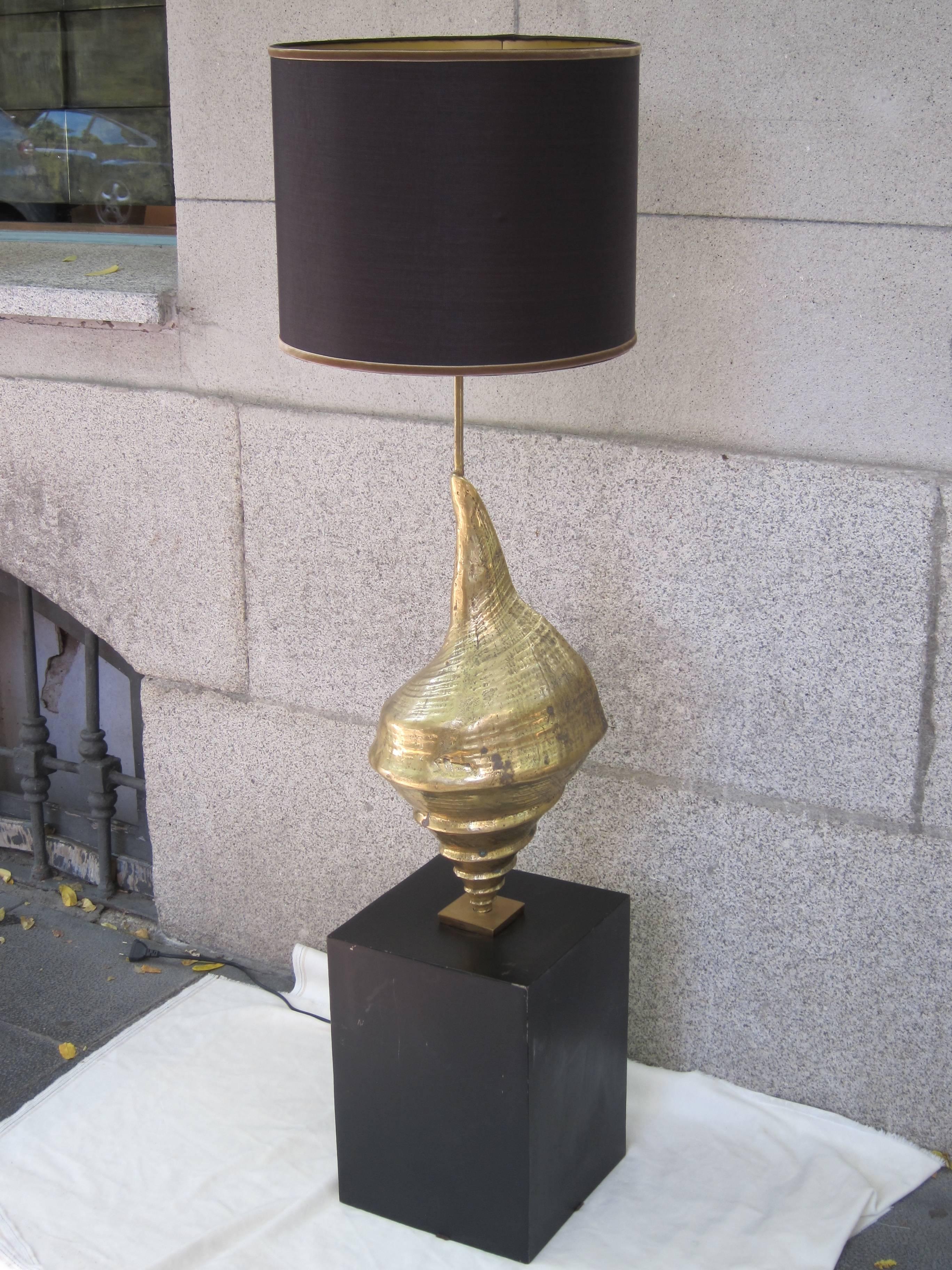 Impressive Brass Shell Lamp in the Style of Maison Charles, France 1960 For Sale 2