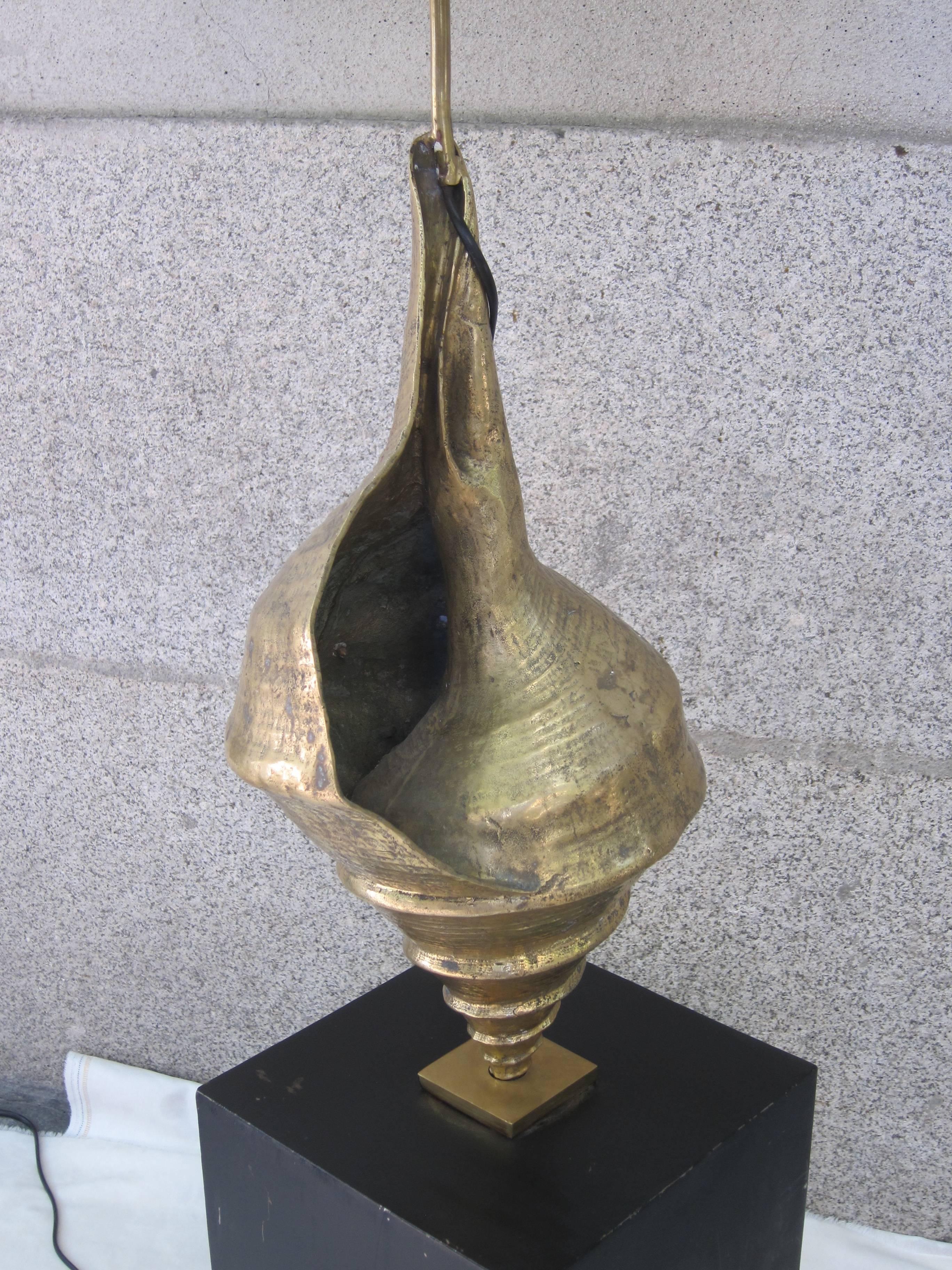 Impressive Brass Shell Lamp in the Style of Maison Charles, France 1960 For Sale 4