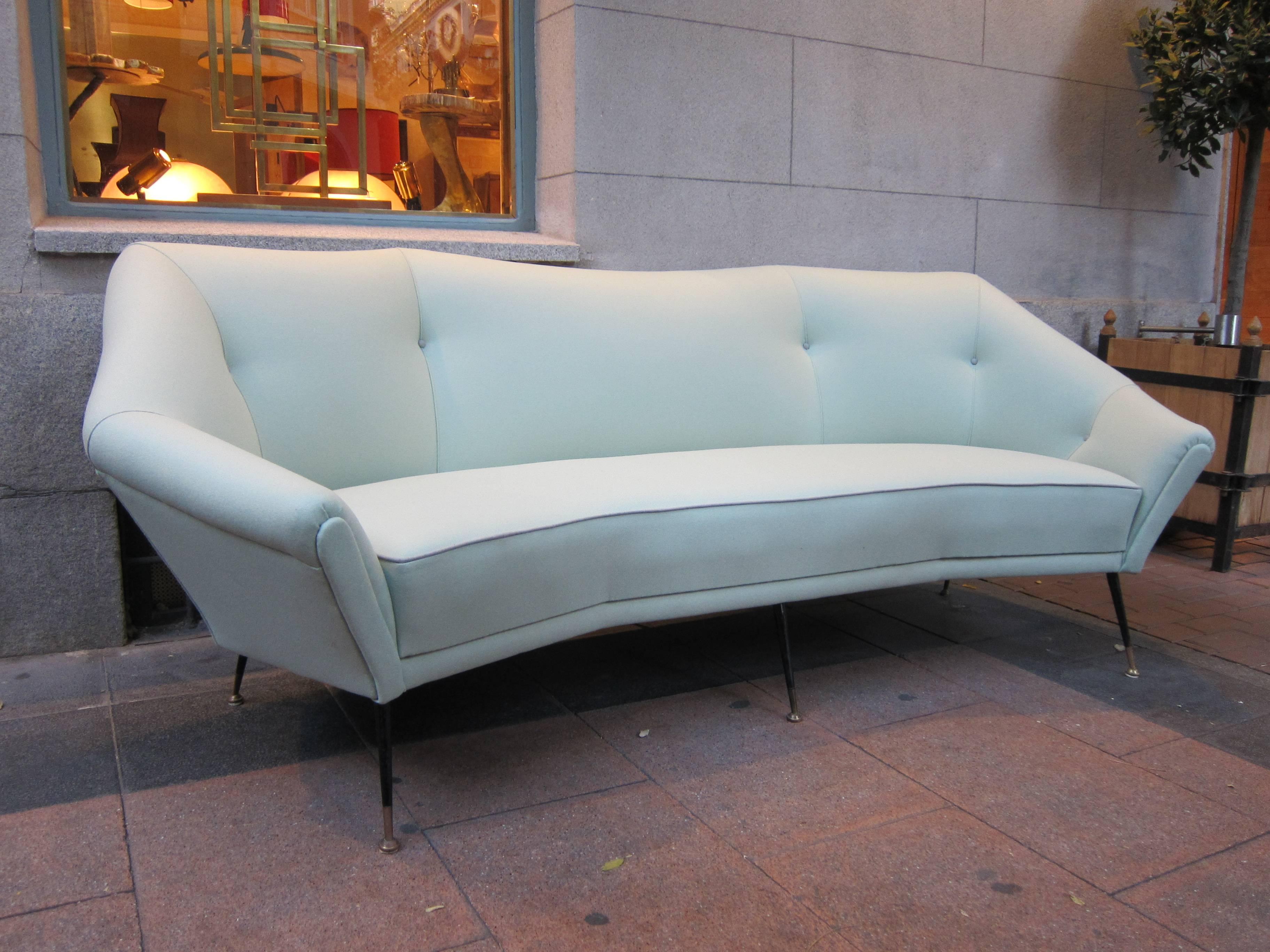 Gigi Radice Lacquered Metal and Brass Curved Sofa, Wool Upholstery, Italy, 1960 In Excellent Condition For Sale In Madrid, ES