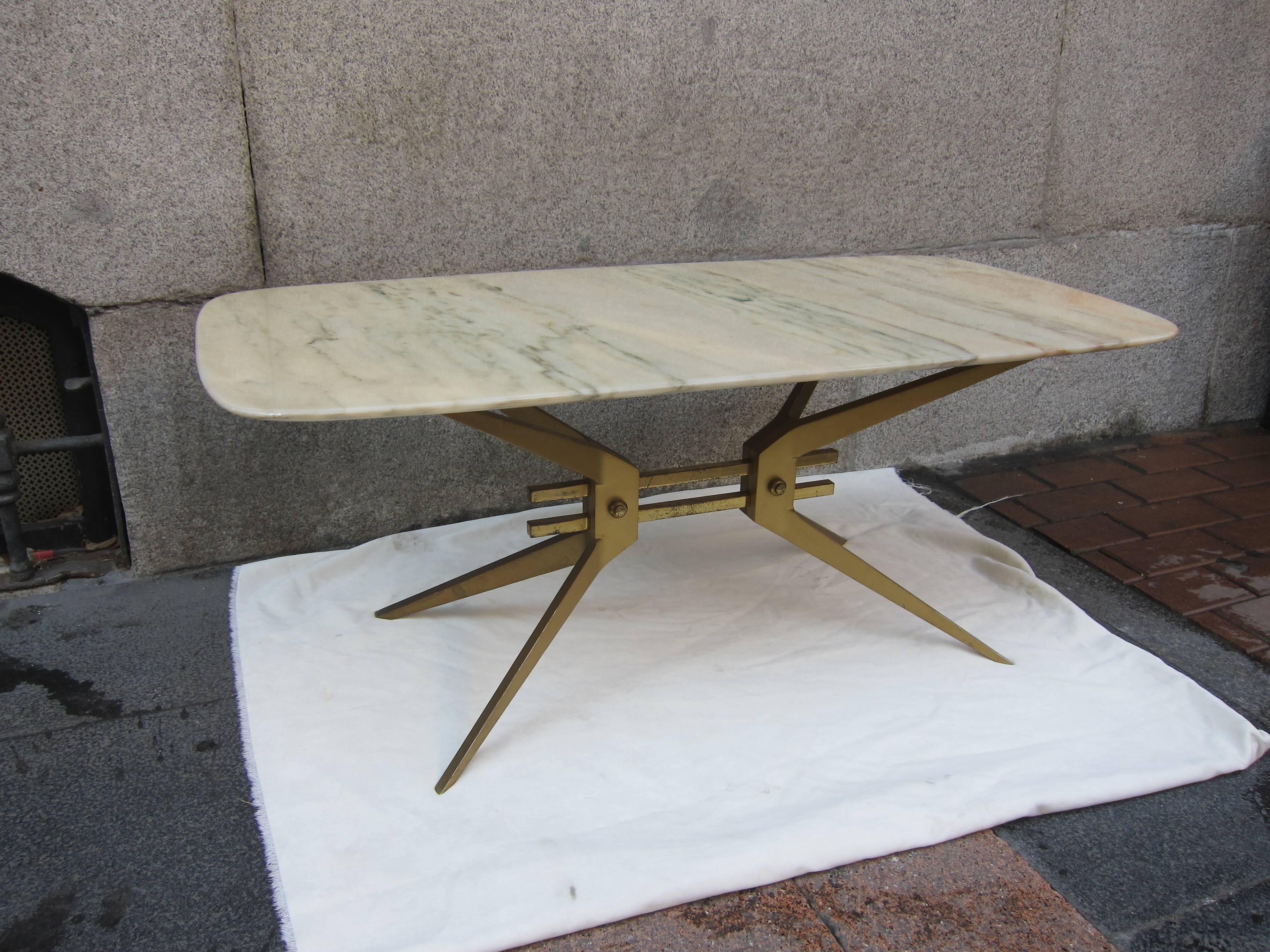 Cesare Lacca Gilded Brass and Marble Top Coffee Table, Italy, 1950 In Good Condition For Sale In Madrid, ES