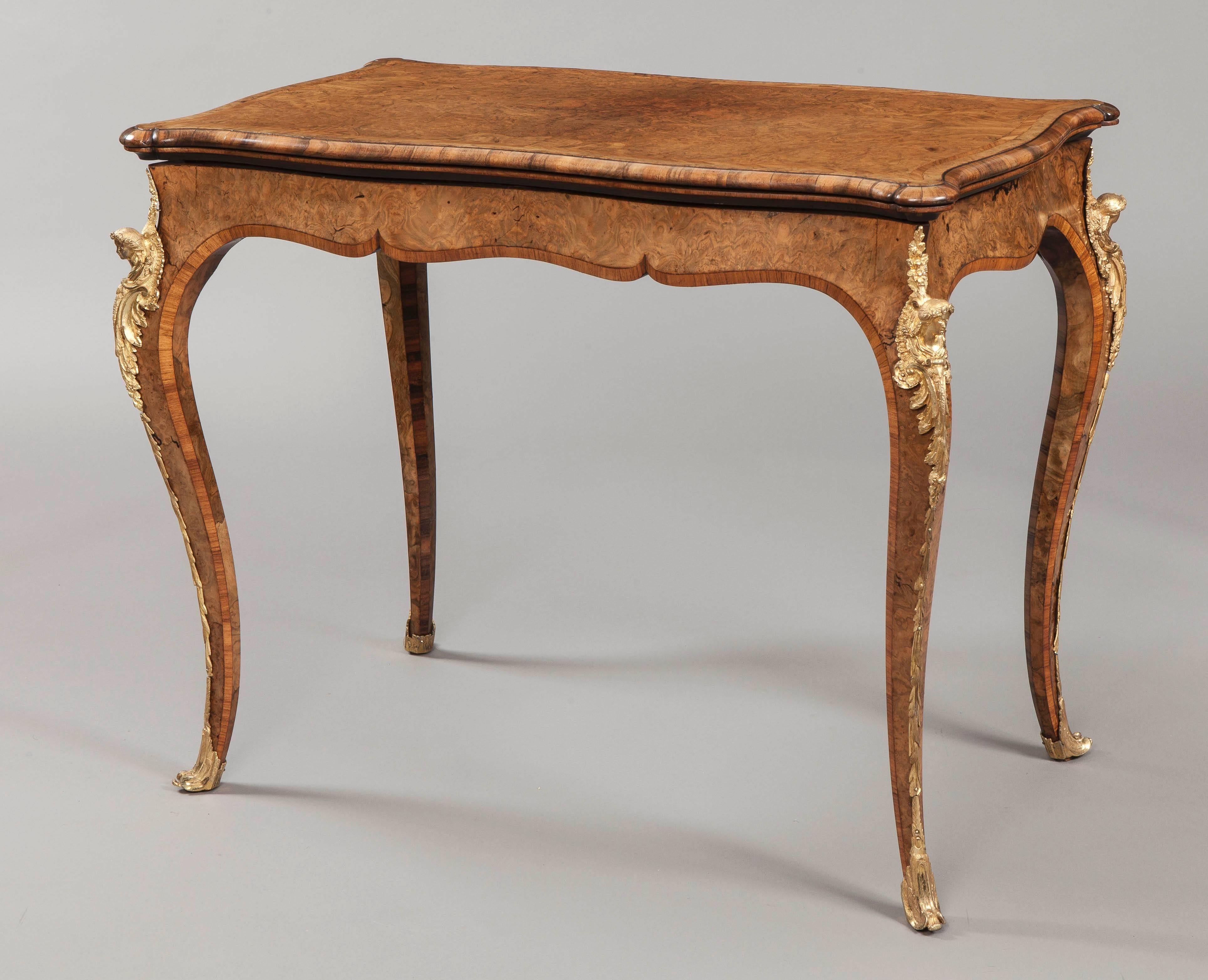 Une paire de tables à cartes très proche, fermement attribuée à Gillows de Lancaster.

Conçu à la manière Louis XV, et construit à partir d'une ronce de noyer circassien finement grainée, avec des bandes transversales en bois de roi et des cordes