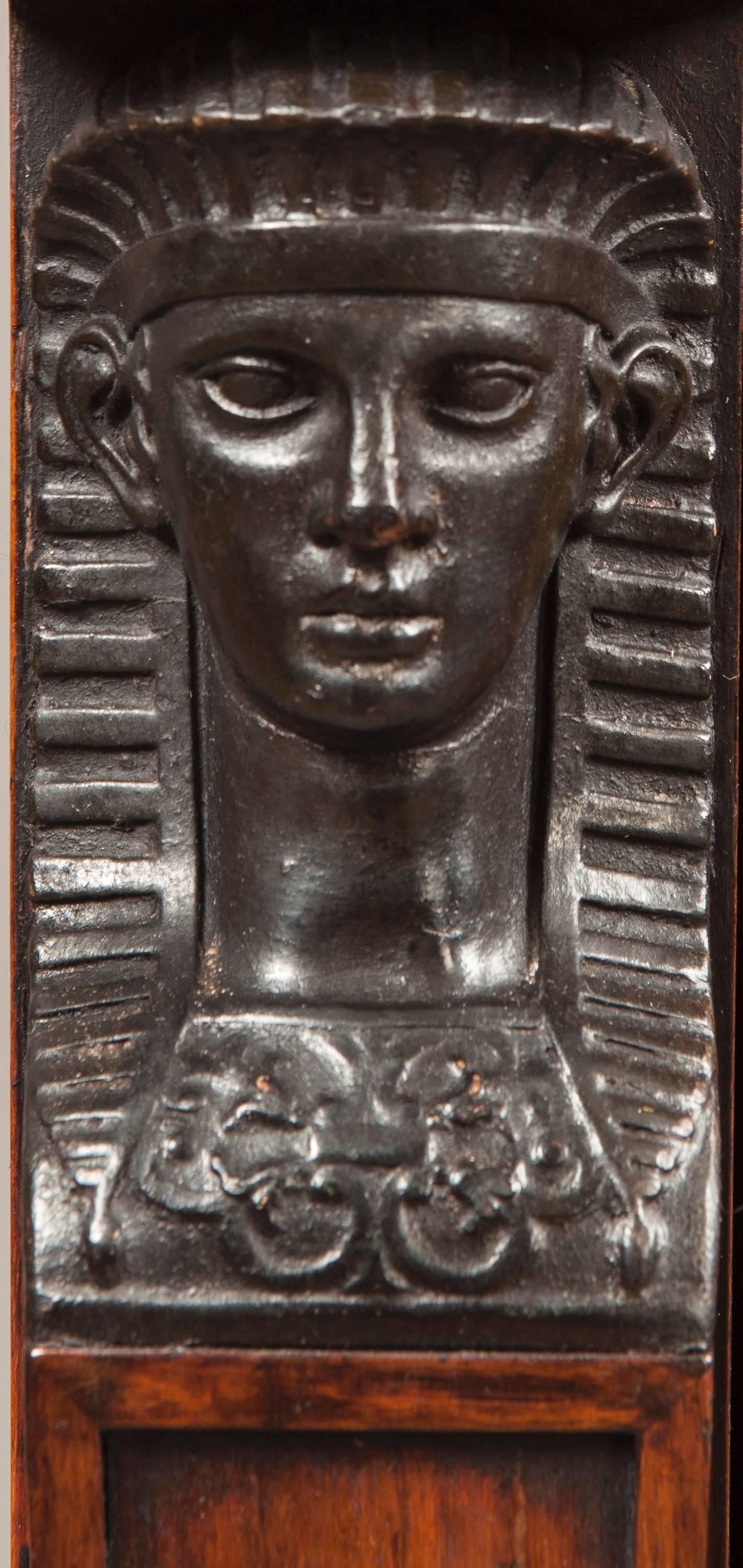 Regency Cabinet de secrétaire anglais d'époque Régence avec motifs égyptiens en vente