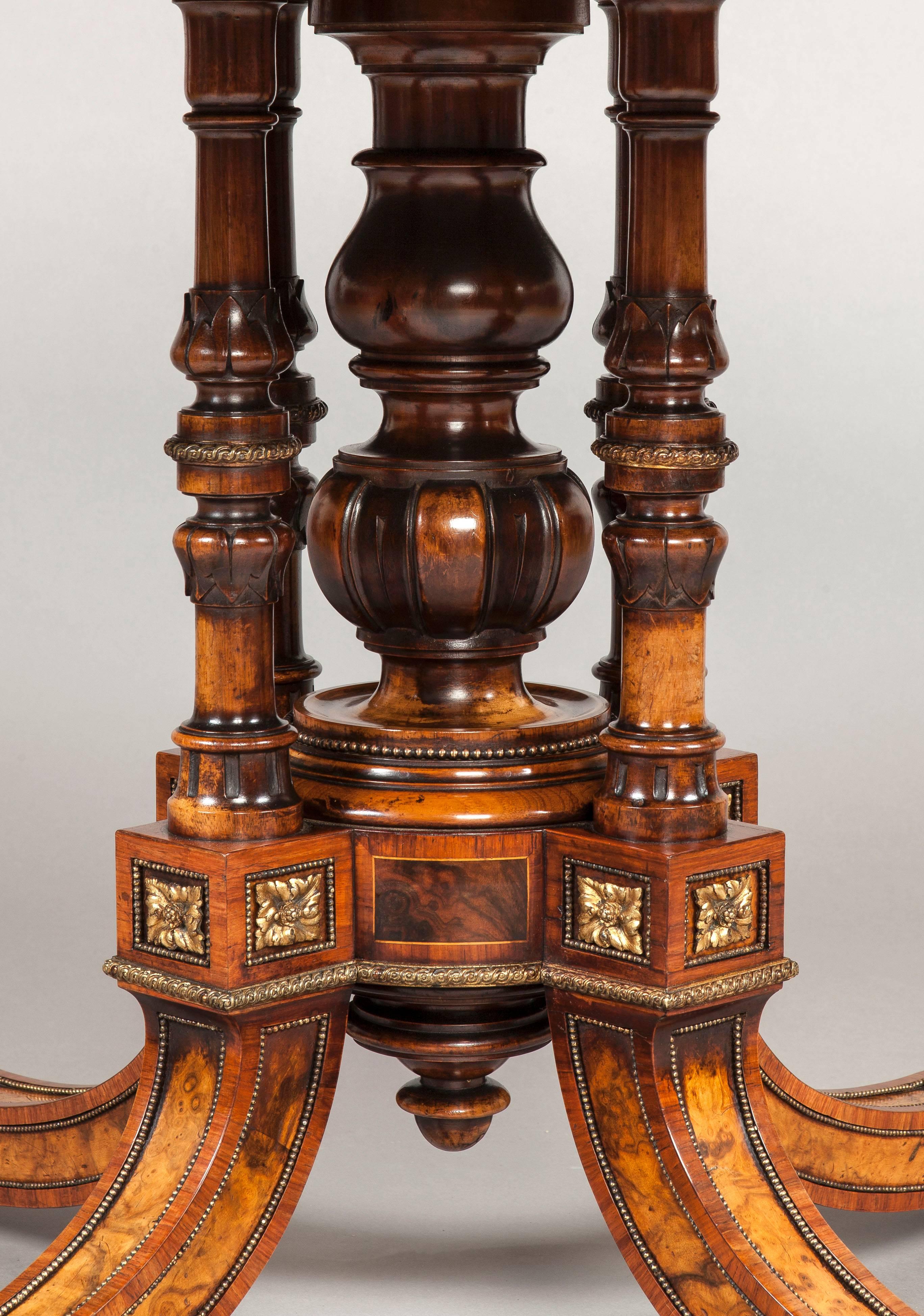 Victorien Table de salon de forme du XIXe siècle avec incrustation et métal doré de Gillows en vente