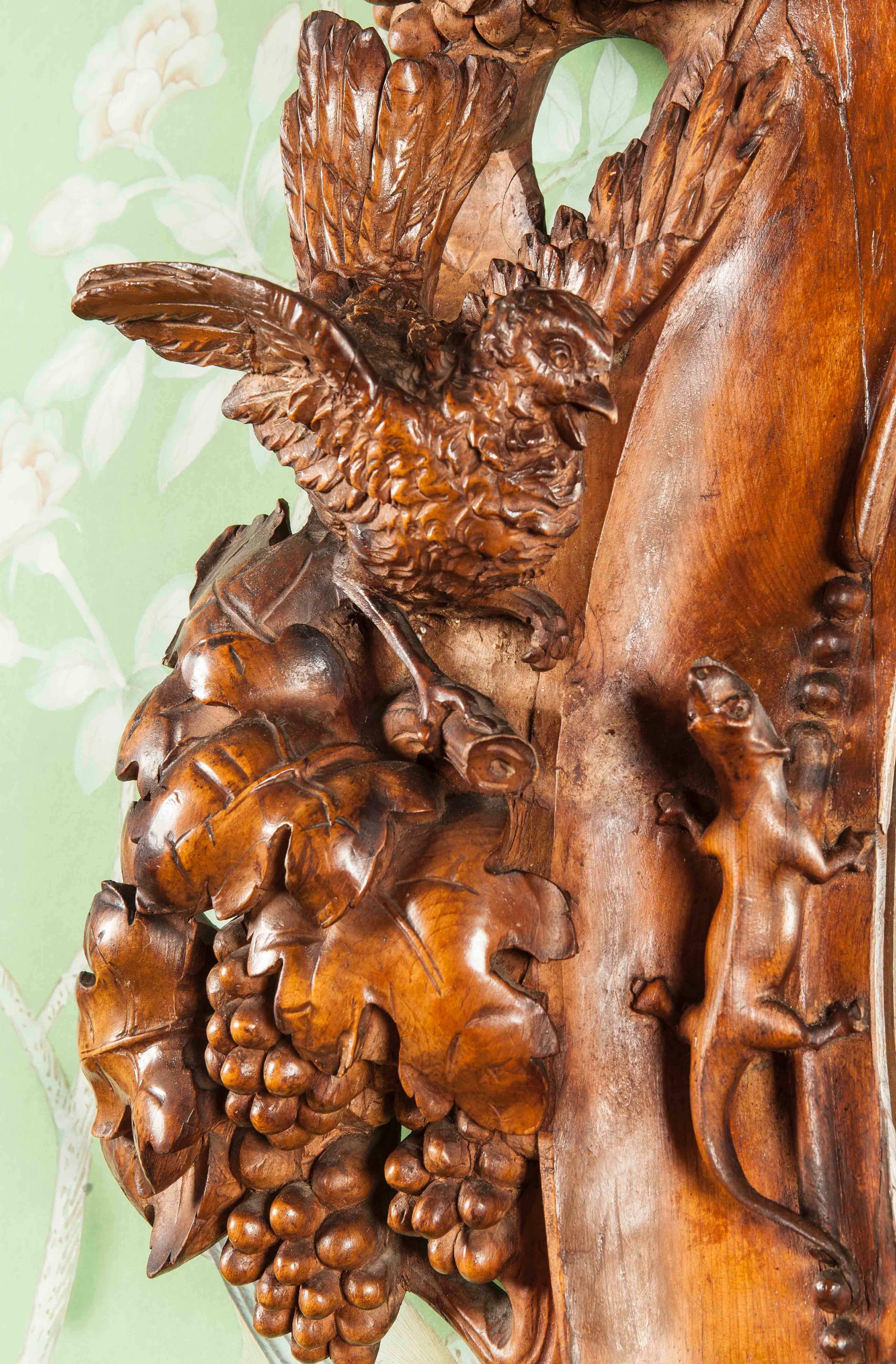 Konsolentisch und Spiegel aus geschnitztem Nussbaumholz, Italien, 19. Jahrhundert (Italienisch) im Angebot