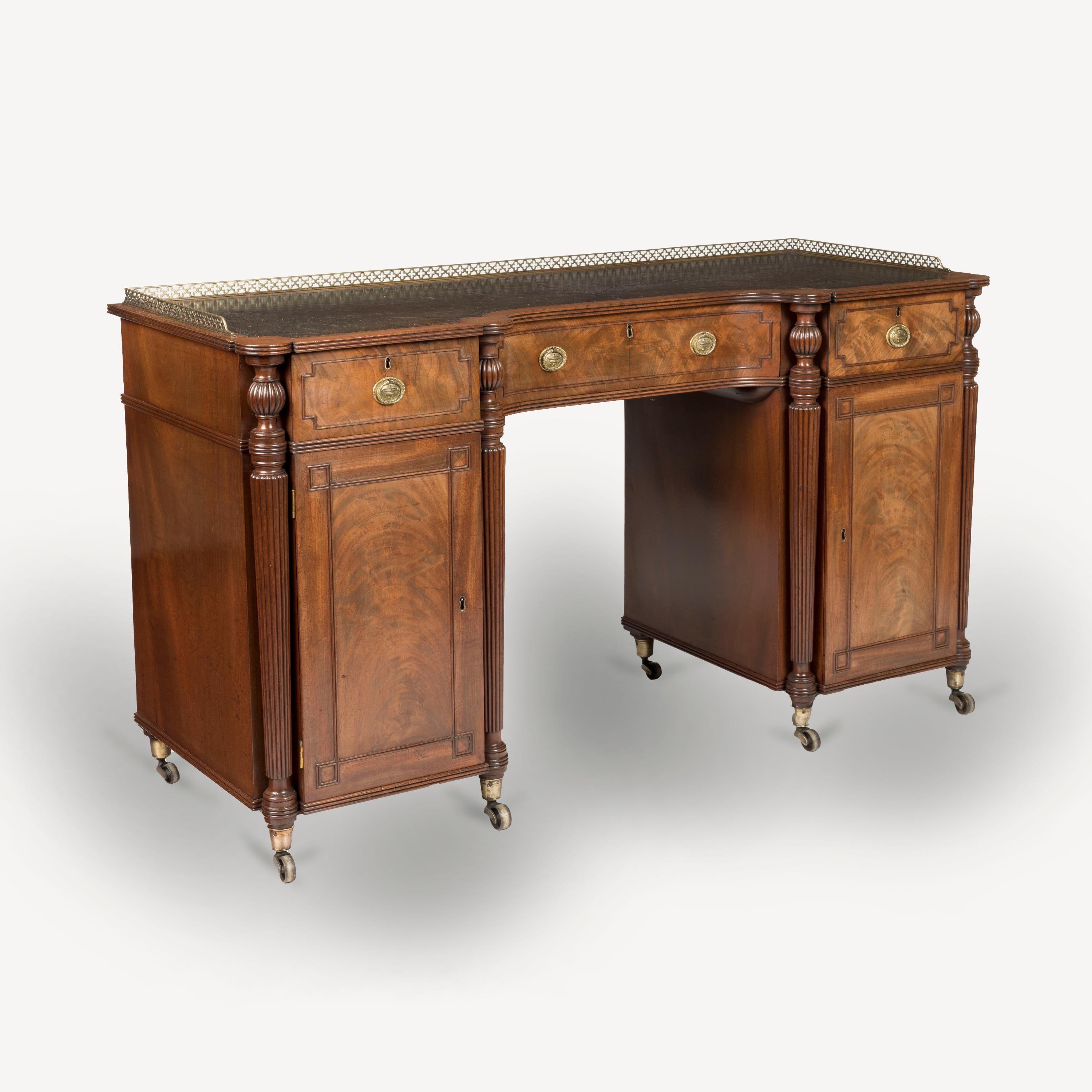 19th Century English Regency Mahogany Pedestal Desk attributed to Gillows In Good Condition For Sale In London, GB