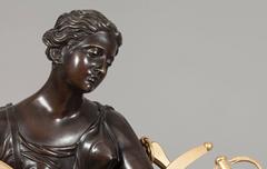 Grande horloge de cheminée française en bronze doré et patiné de style Empire