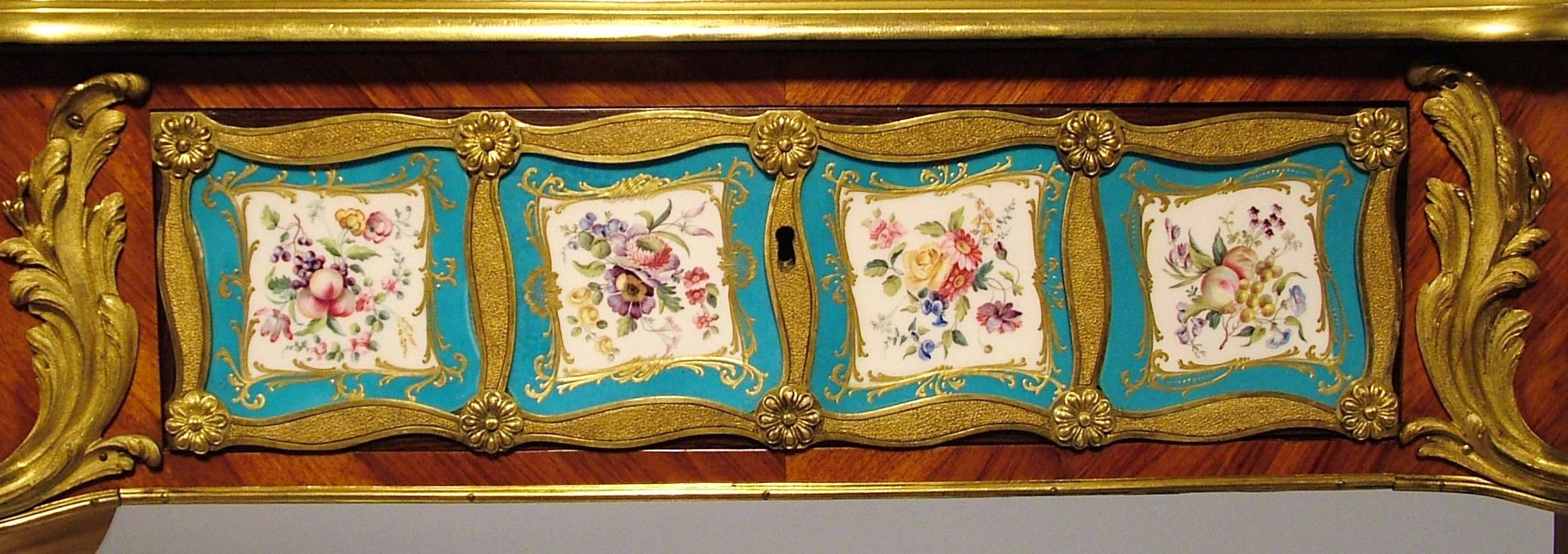 Bureau-Teller aus dem 19. Jahrhundert mit geblümten und blauen Porzellanplaketten  (Louis XV.) im Angebot