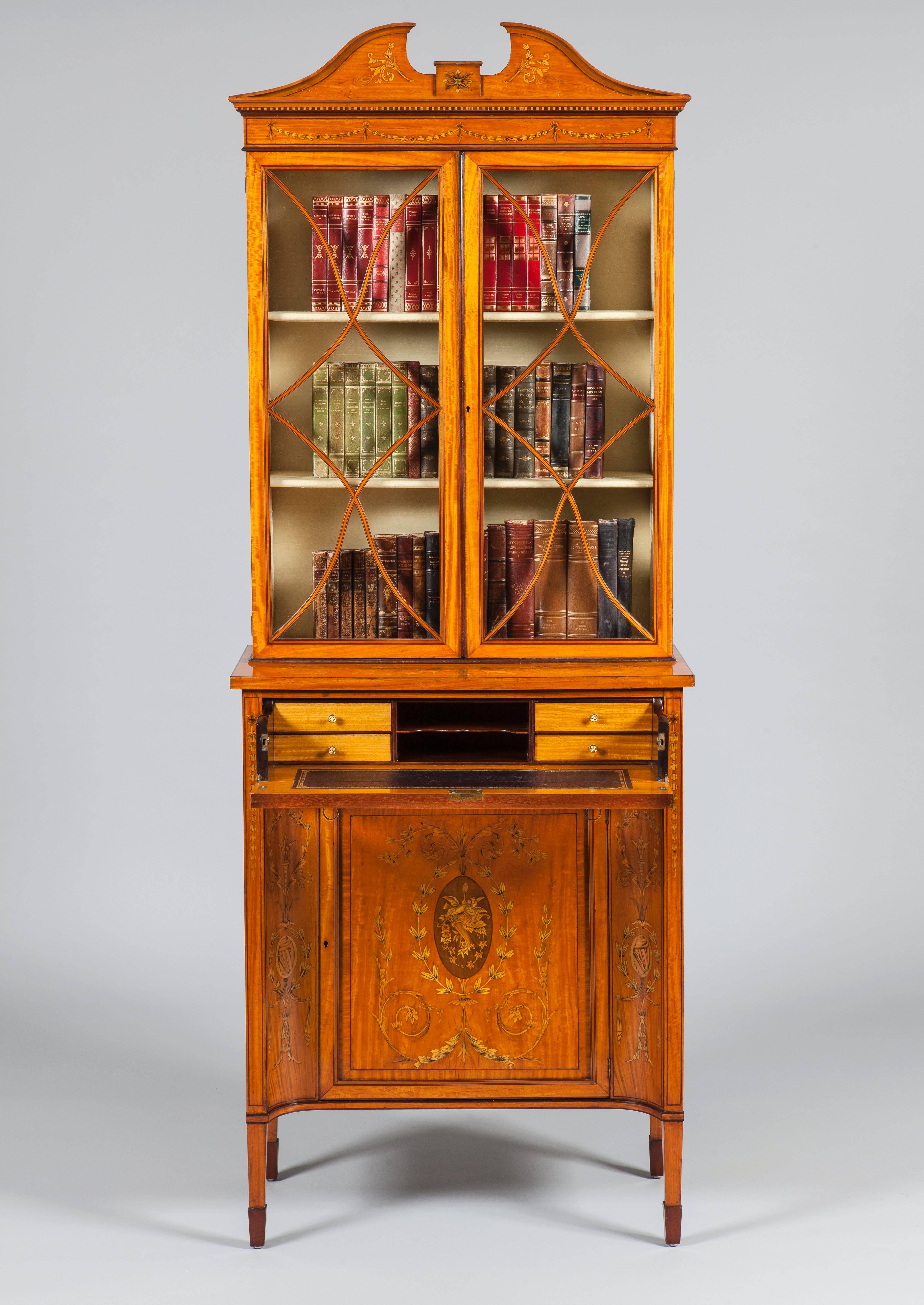 English Satinwood Bookcase Cabinet in the Neoclassical Style In Good Condition For Sale In London, GB