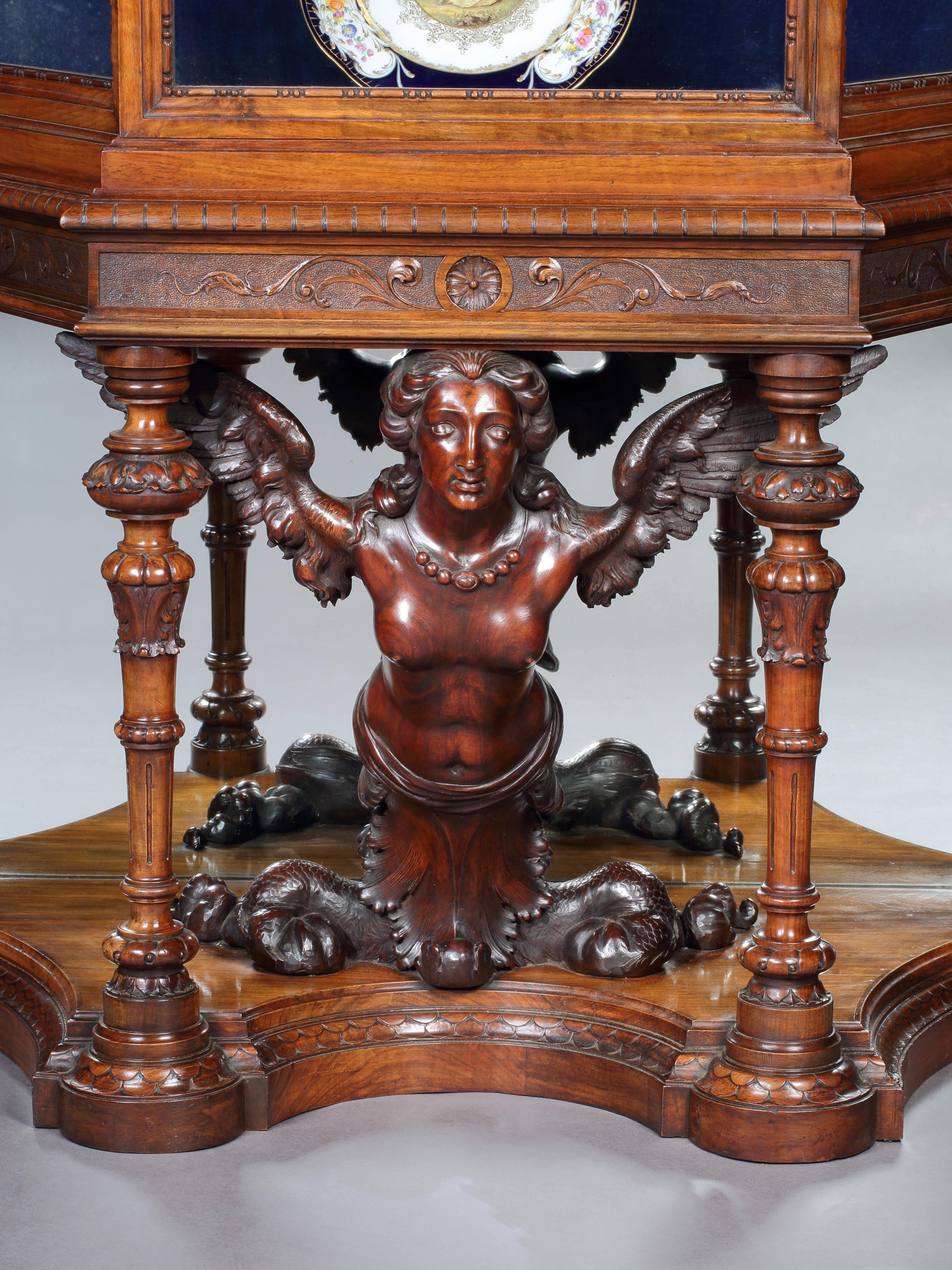 Néo-baroque Vitrine italienne en noyer sculpté du 19ème siècle en vente