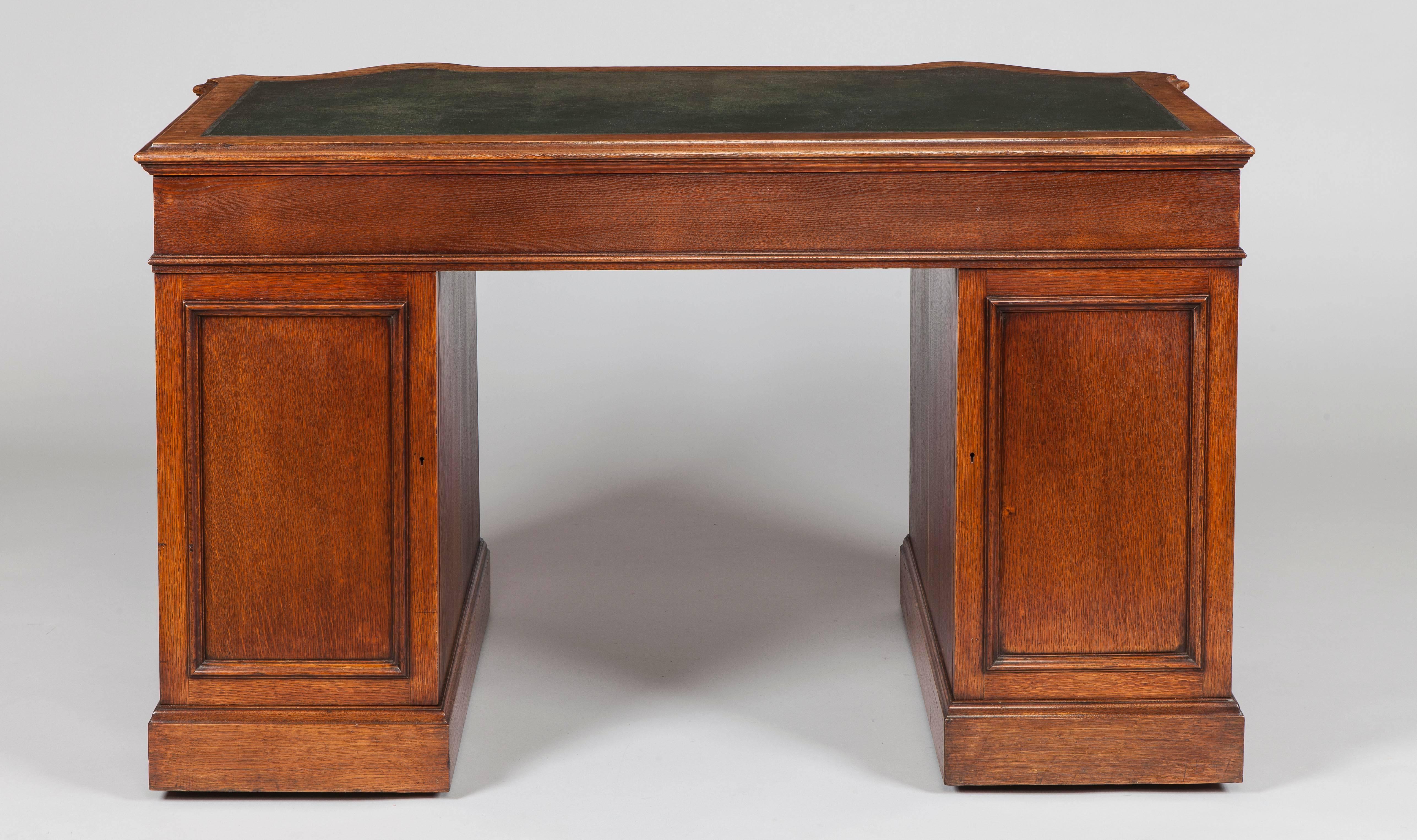 Chippendale English 19th Century Oak Pedestal Desk