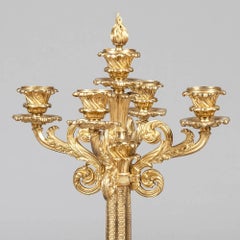 Pareja de candelabros ingleses de bronce dorado fundido del siglo XIX