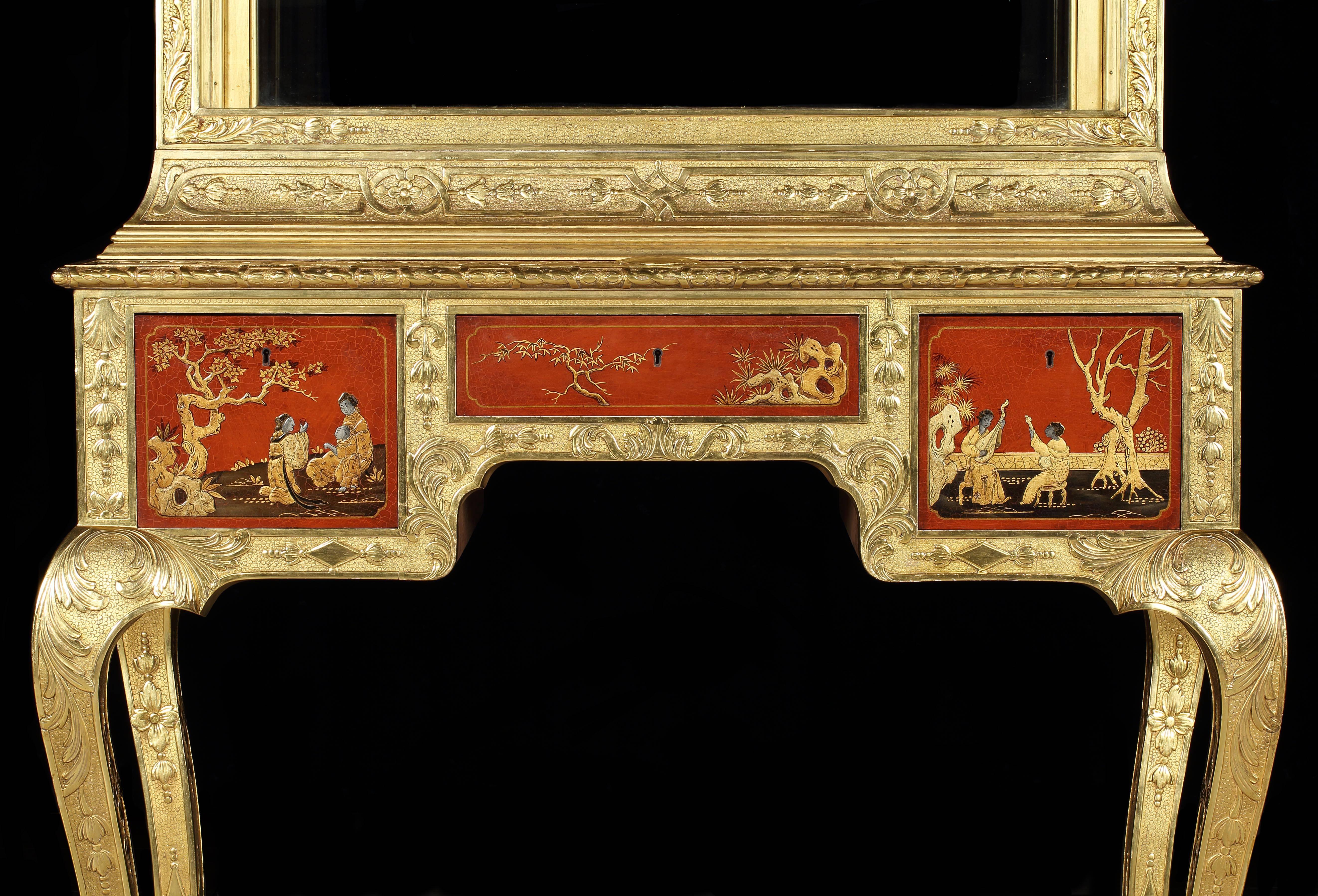Ein Paar Vitrinen im frühen georgianischen Stil, wahrscheinlich von Lengyon und Morant

Gold- und Gessoarbeiten, verziert mit Entrelacs, Riemenwerk, Muscheln und Akanthus; teilweise japoniert; auf vier dreifüßigen Cabriole-Beinen stehend; drei