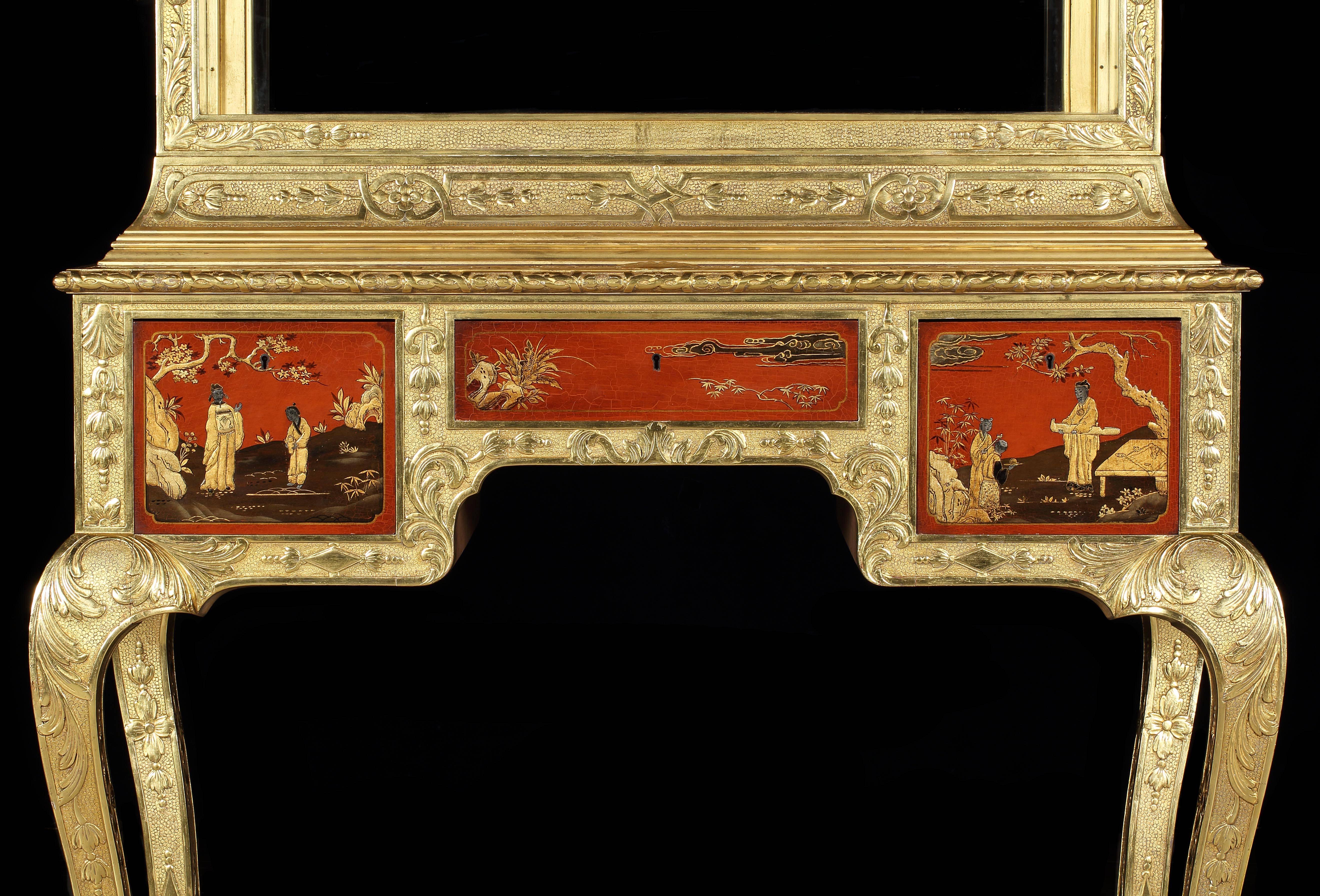Chinoiseries Paire d'armoires anglaises du 20ème siècle avec des scènes en laque rouge et or en vente