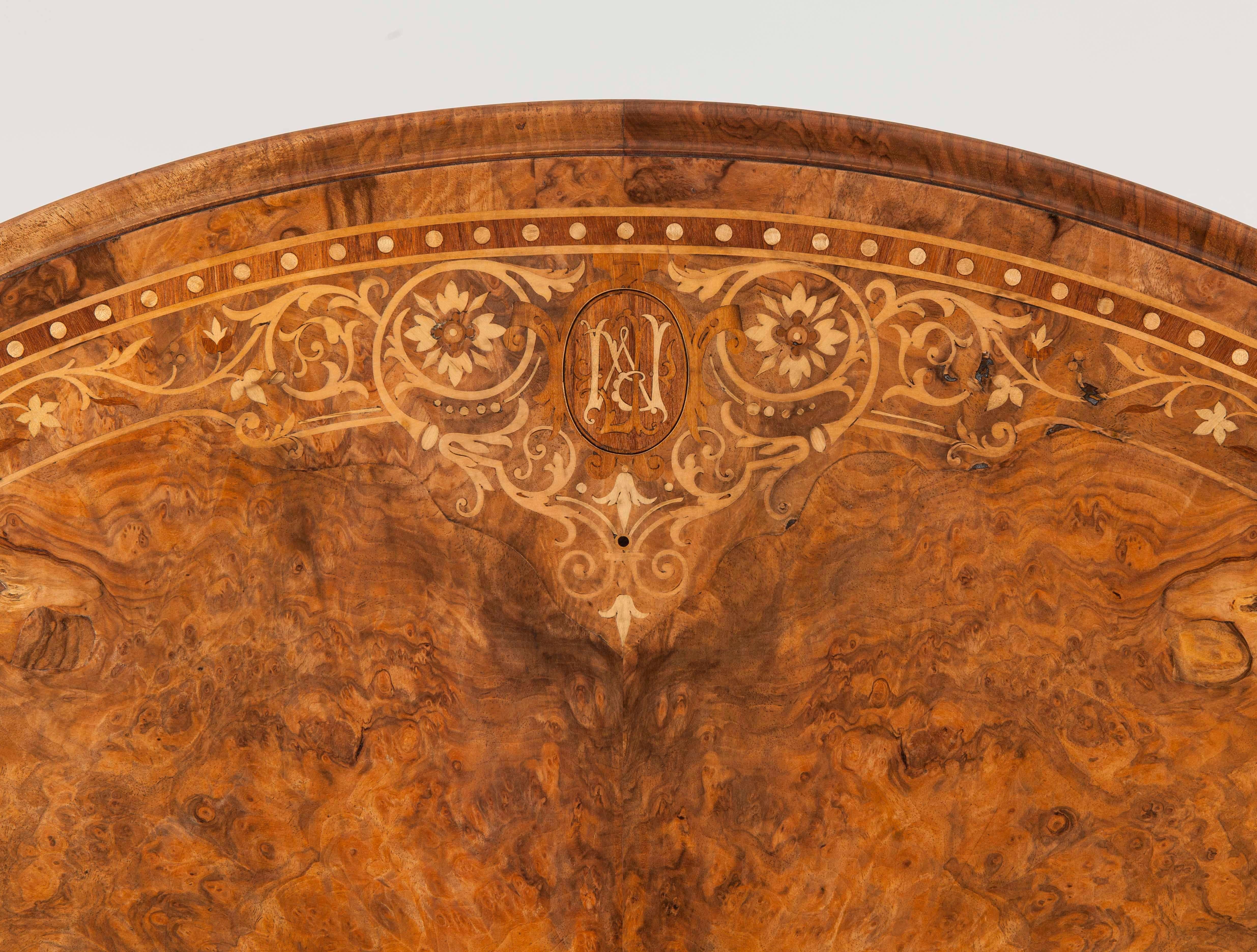 Englischer Nussbaumtisch des 19. Jahrhunderts mit Intarsien (Viktorianisch) im Angebot