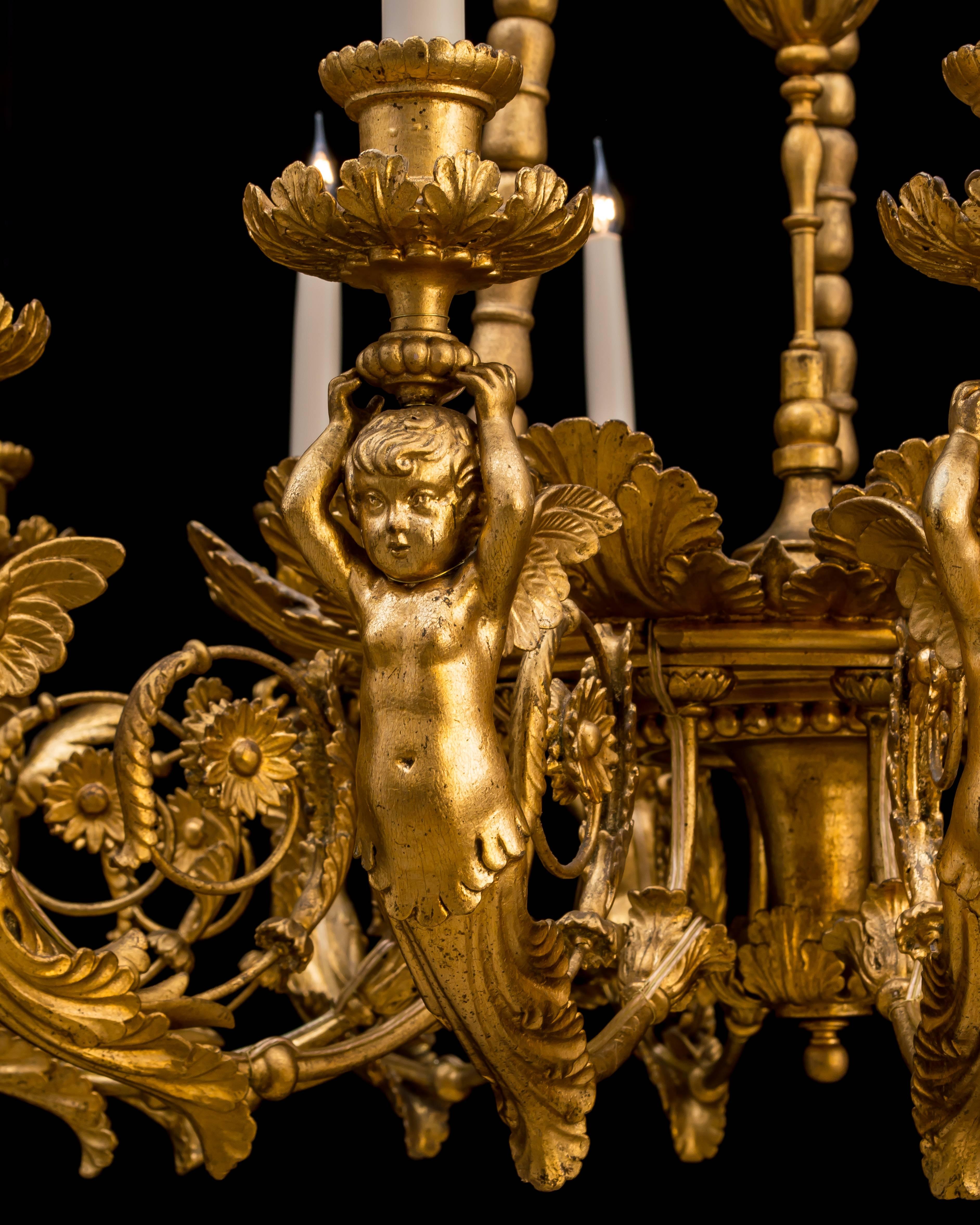 Konstruiert in geschnitzten Blattgold vergoldetem Holz; von der zentralen gewölbten Akanthusblatt gekleidet Chef Ausgabe der zwölf Arme, die jeweils mit geflügelten Amorini, und verziert mit scrolled ironwork scrolled foliates, endend in