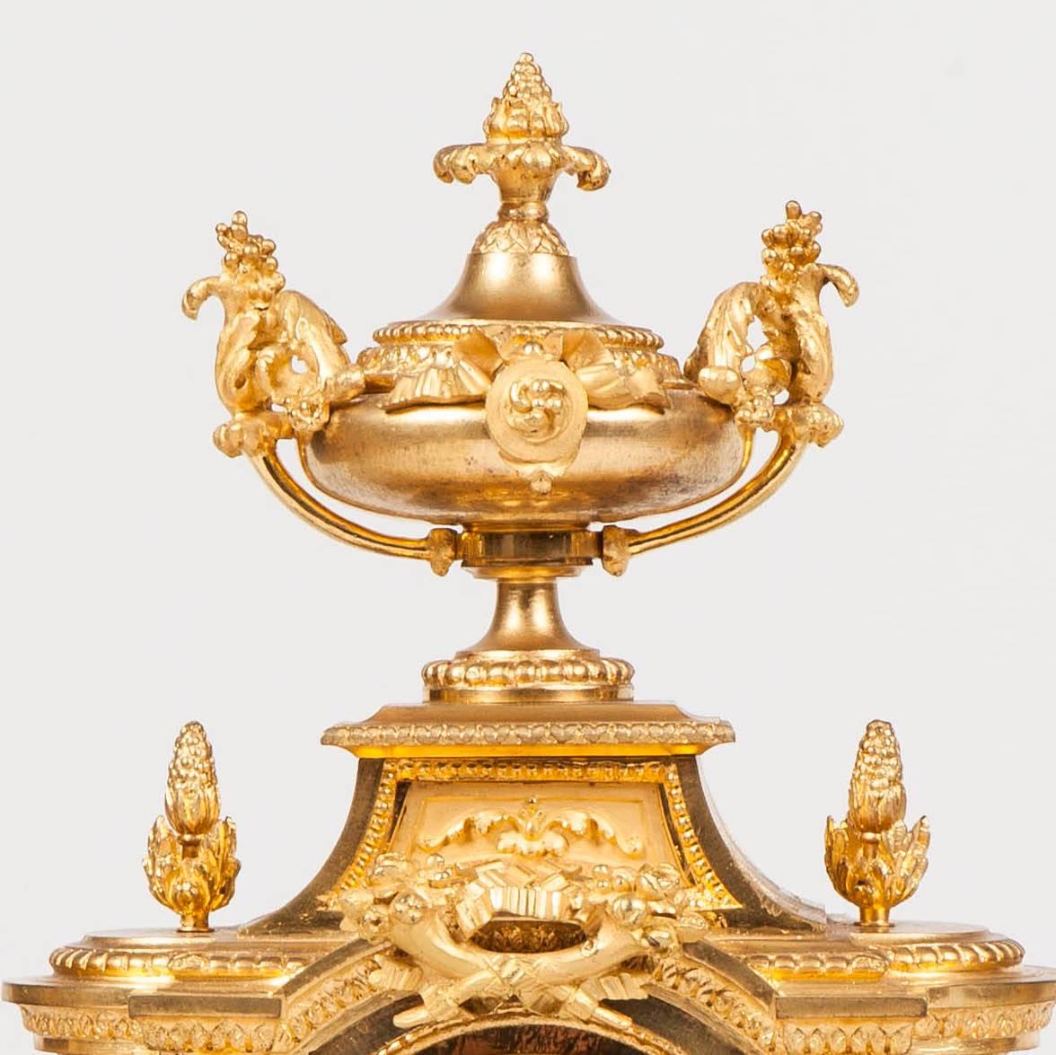 Belle Époque Pendule de cheminée et candélabre en bronze doré du XIXe siècle français en vente