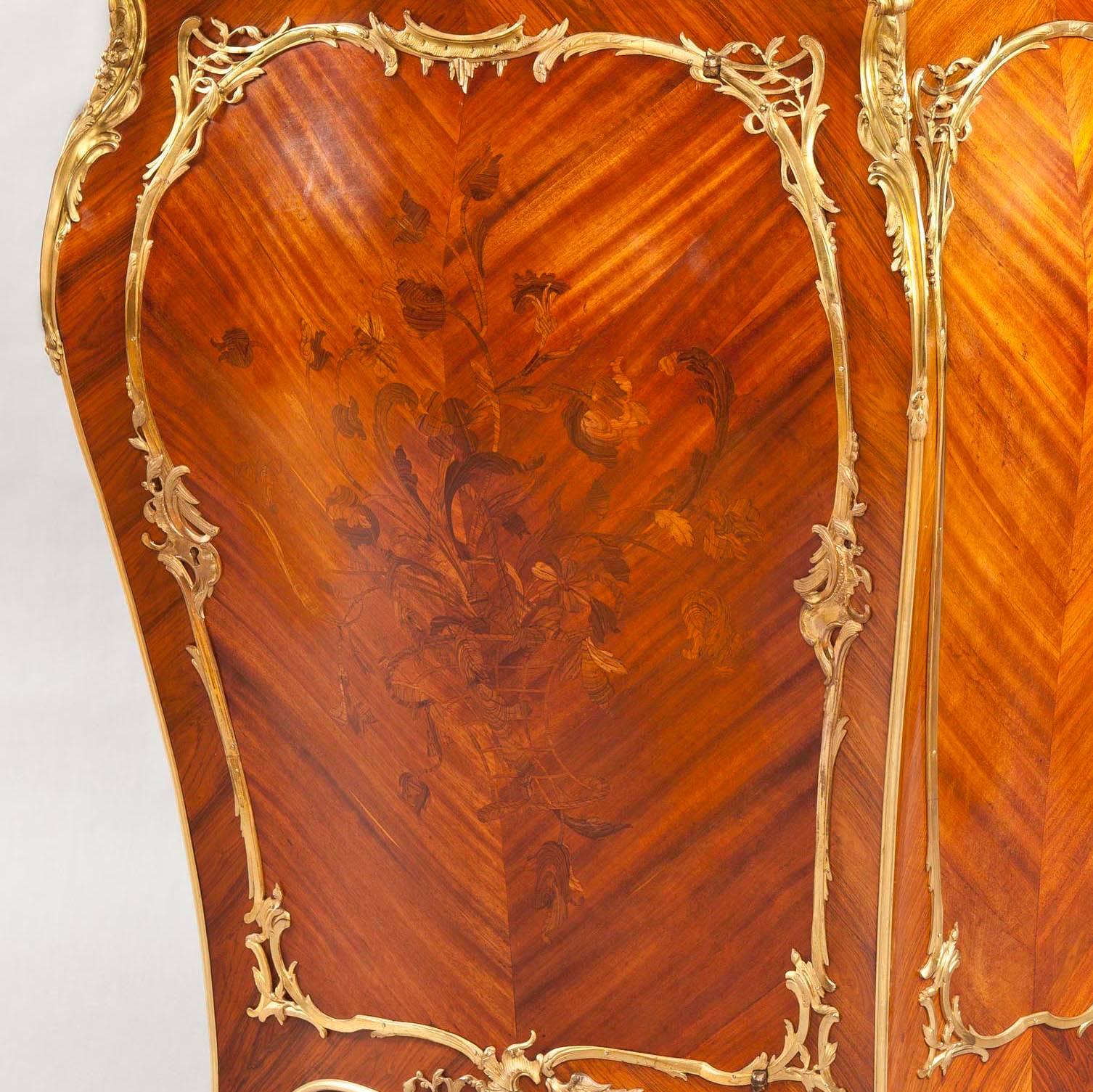 Eine feine Louis XV. Stil Meuble a Hauteur D'Appui 
Nach der Art von J-E. Zwiener

Hergestellt aus Bois Violette, mit gut ausgeführten floralen Intarsien, und mit umfangreichen vergoldeten Bronzebeschlägen von außergewöhnlicher Qualität. Auf