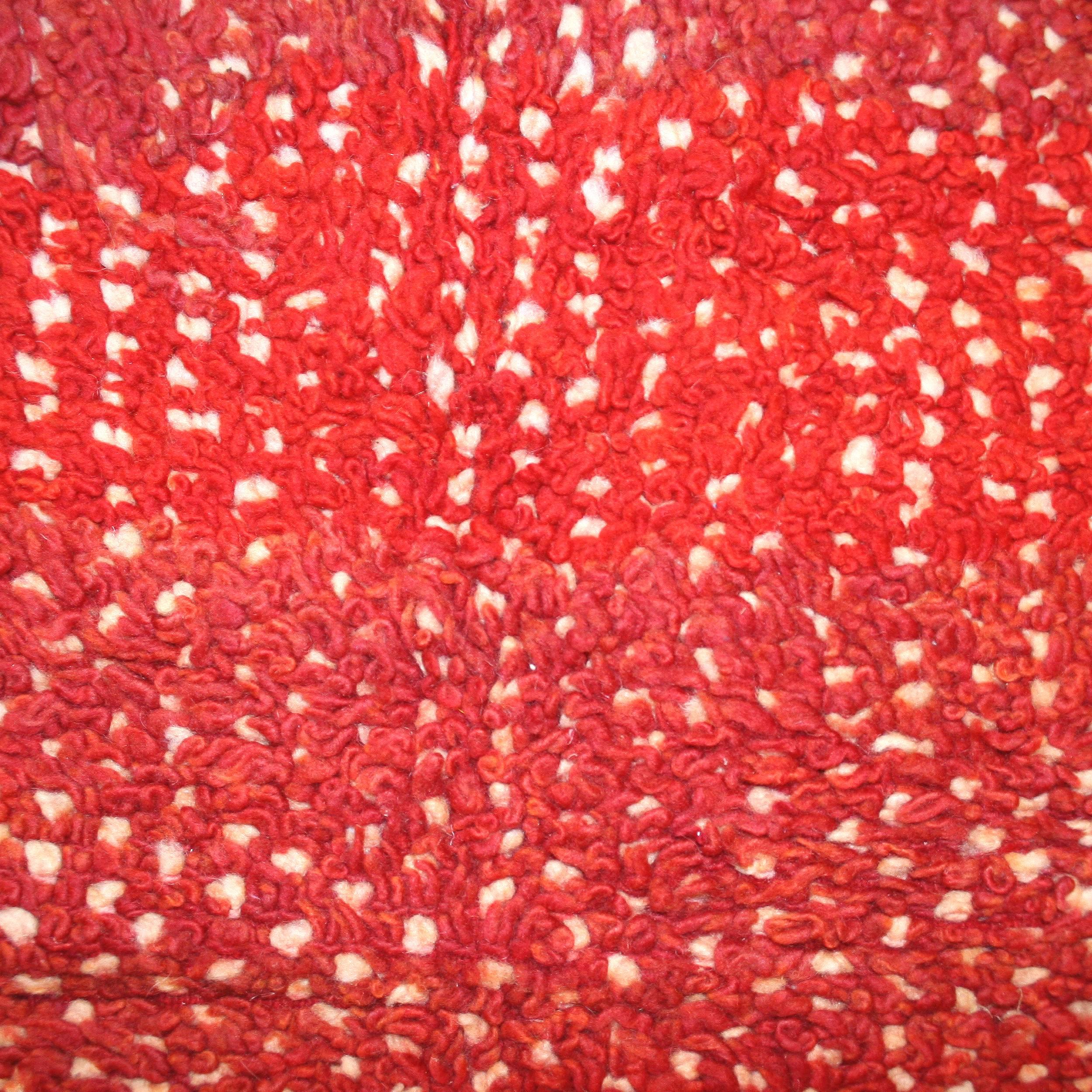 Ein sehr ungewöhnlicher Berberteppich, der sich durch einen roten Hintergrund auszeichnet, der teilweise ein pointillistisches Muster in Elfenbein verdeckt. Das Ergebnis ist ein Teppich mit einer einzigartigen Textur, die an bestimmte skandinavische