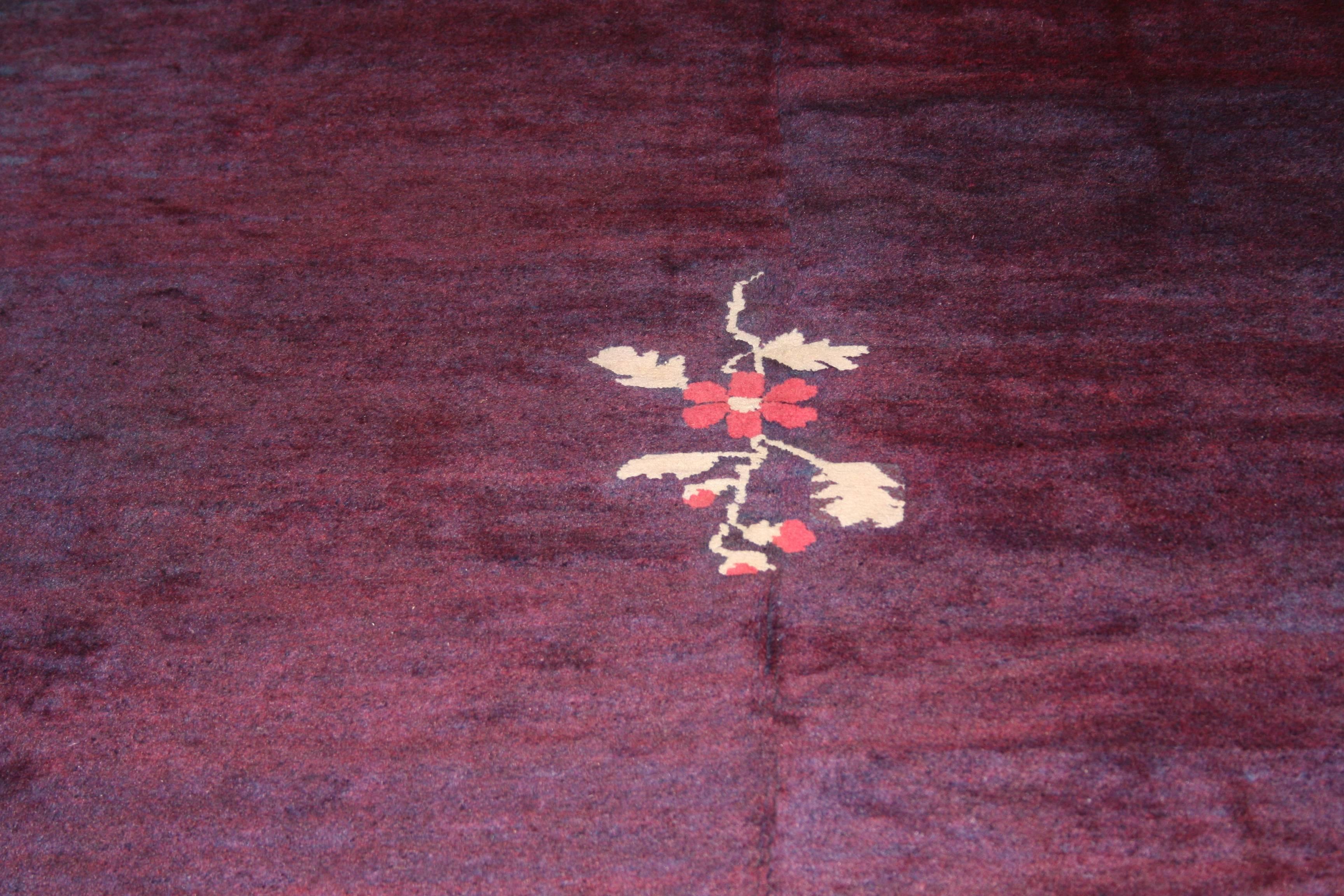 Fine Antique Chinese Minimalist Rug with Aubergine Background and Red Border In Good Condition In Milan, IT