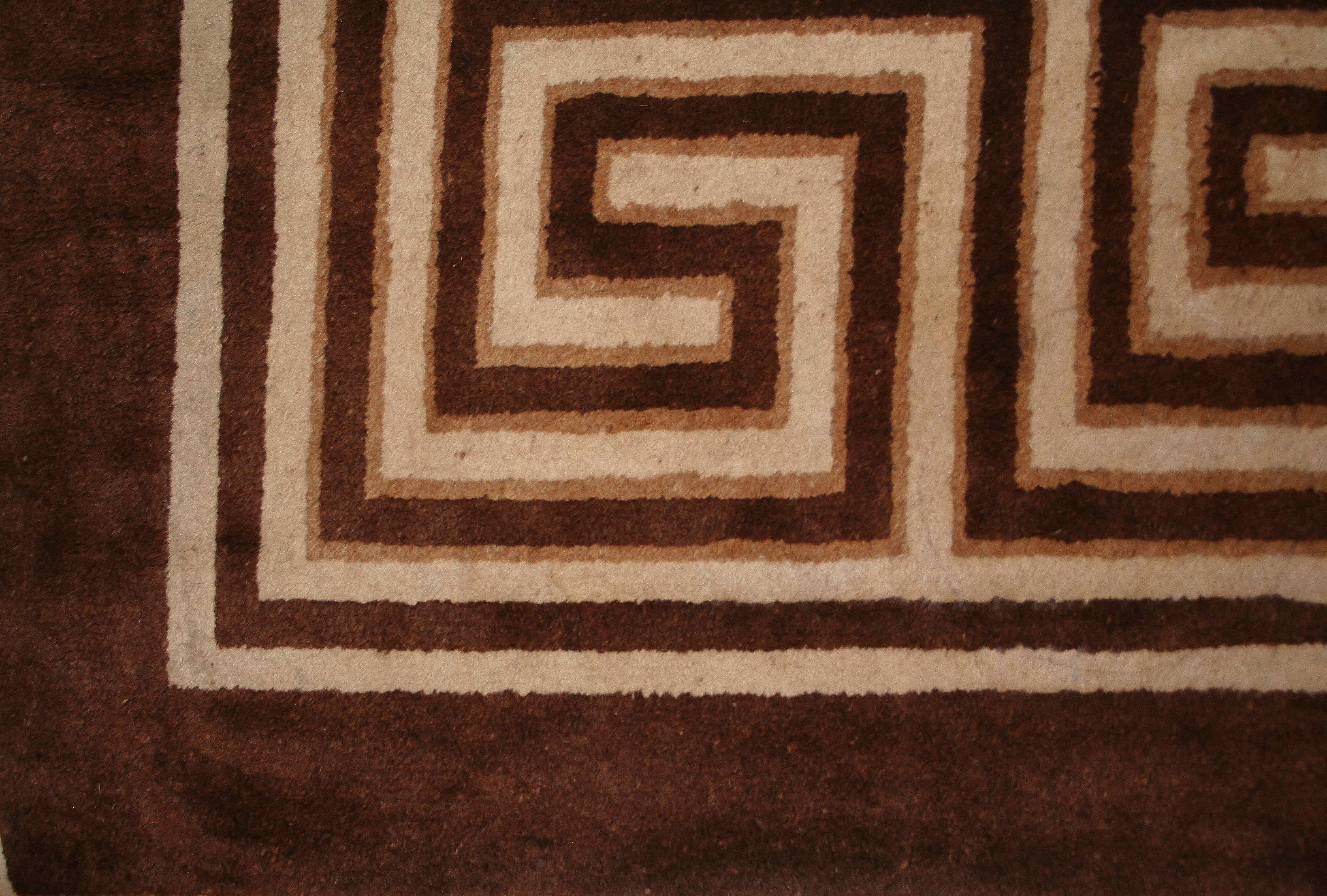 Das geometrische Gittermuster und die breite, fast dreidimensionale griechische Bordüre, die diesen seltenen mongolischen Teppich auszeichnen, sind eindeutig von den frühen Teppichen aus der Region Ningxia inspiriert. Die ausschließliche Verwendung