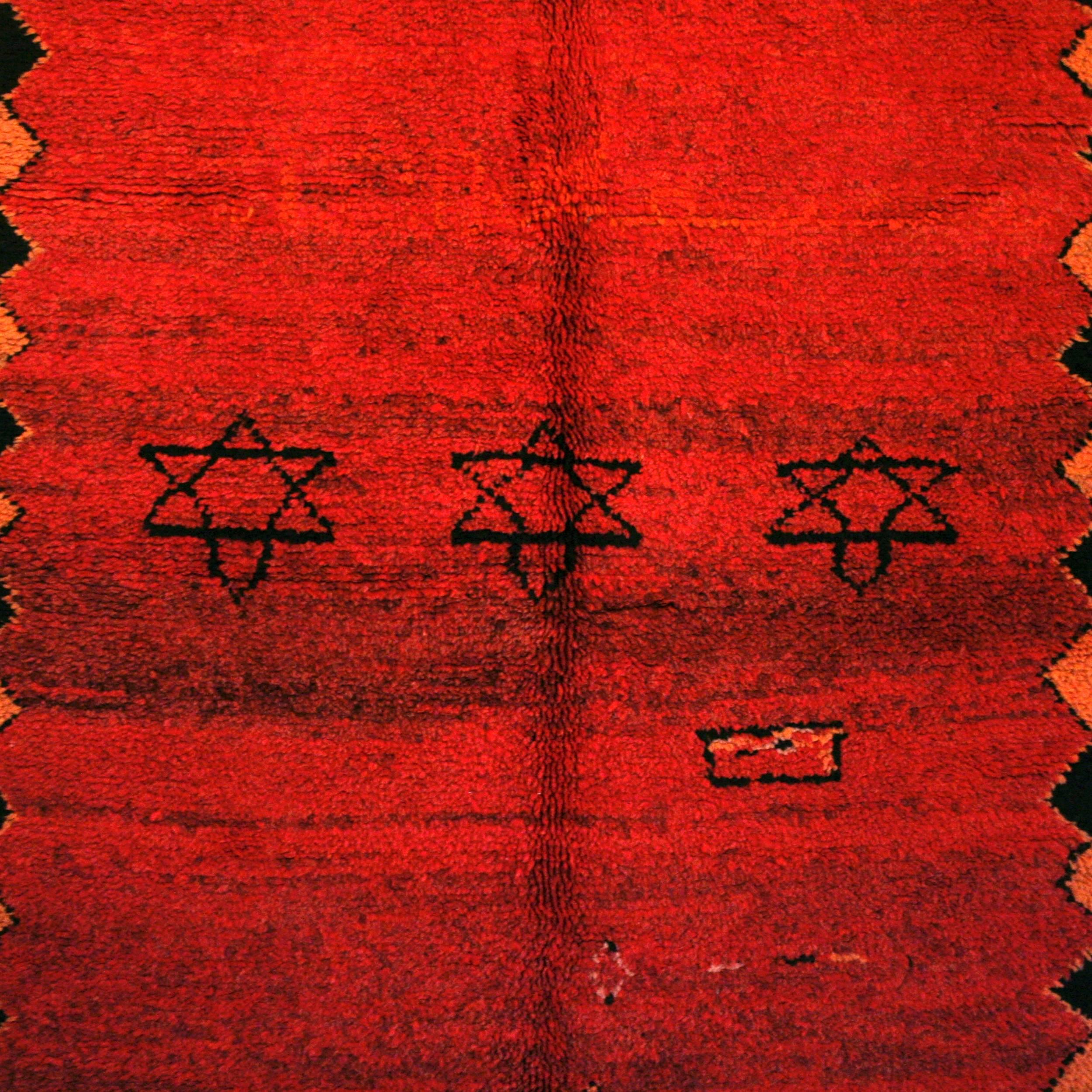 Marokkanischer jüdischer Berberteppich mit Davidstern aus Judaica (Stammeskunst) im Angebot