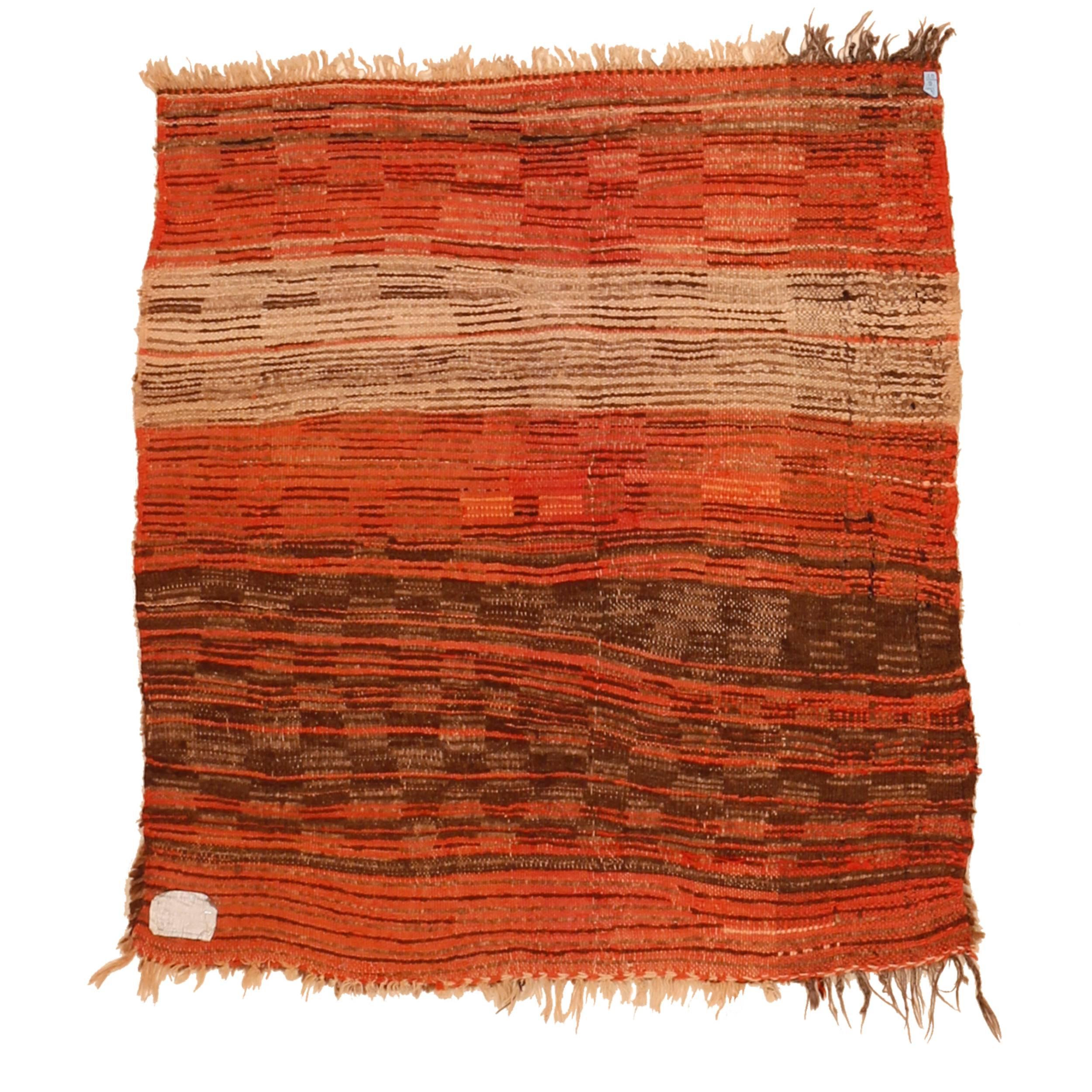 Boujads are woven from Arab tribes and Arabised Berber tribes located on the western foothills of the Middle Atlas, between the towns of Boujad and Beni Mellal. The rugs of the Boujad area are distinguished by an abstract rendition of codified