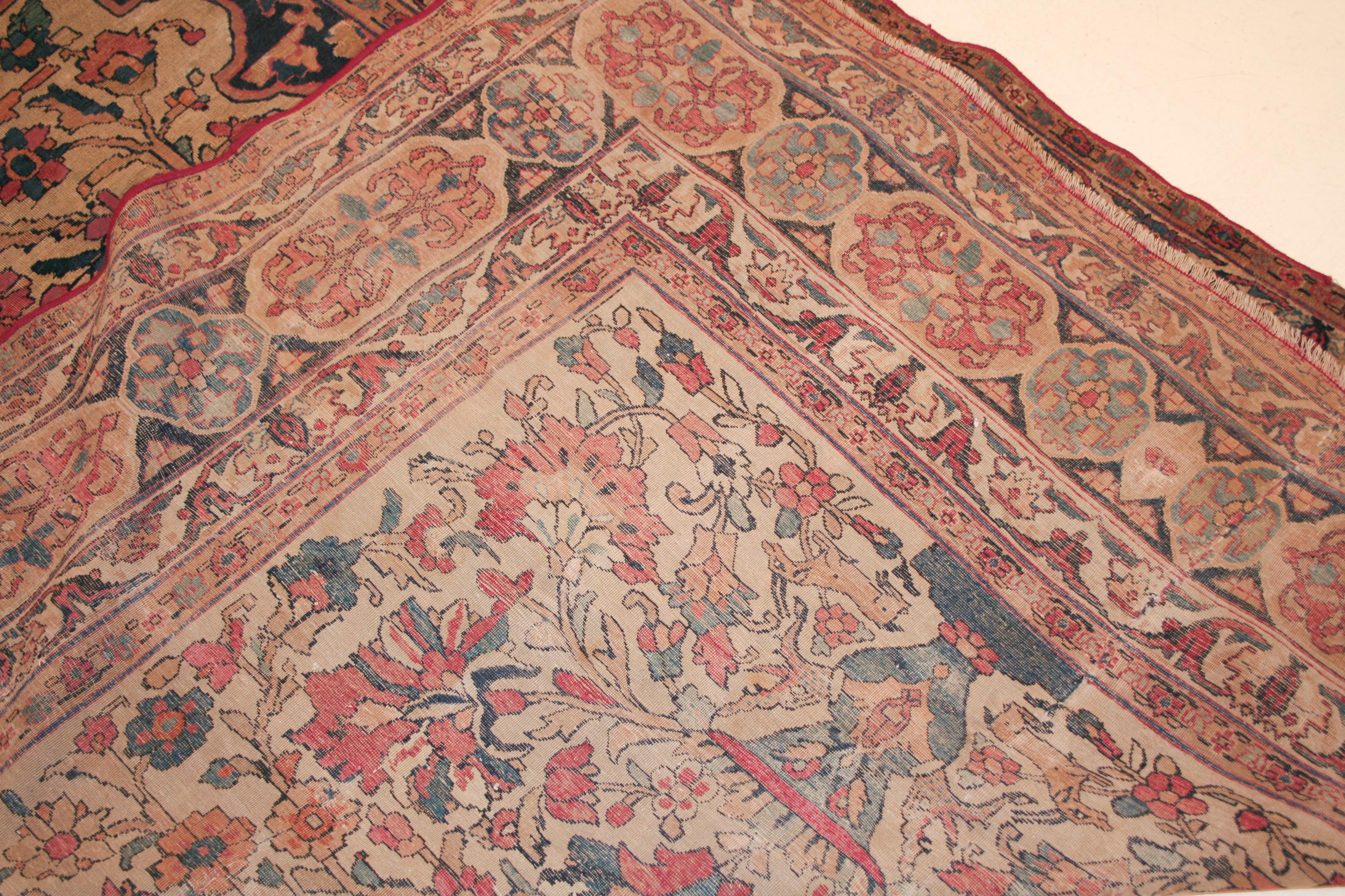 Feiner antiker Lavar-Kirman-Teppich mit der Darstellung einer blühenden Vase in einer Nische (Spätes 19. Jahrhundert) im Angebot