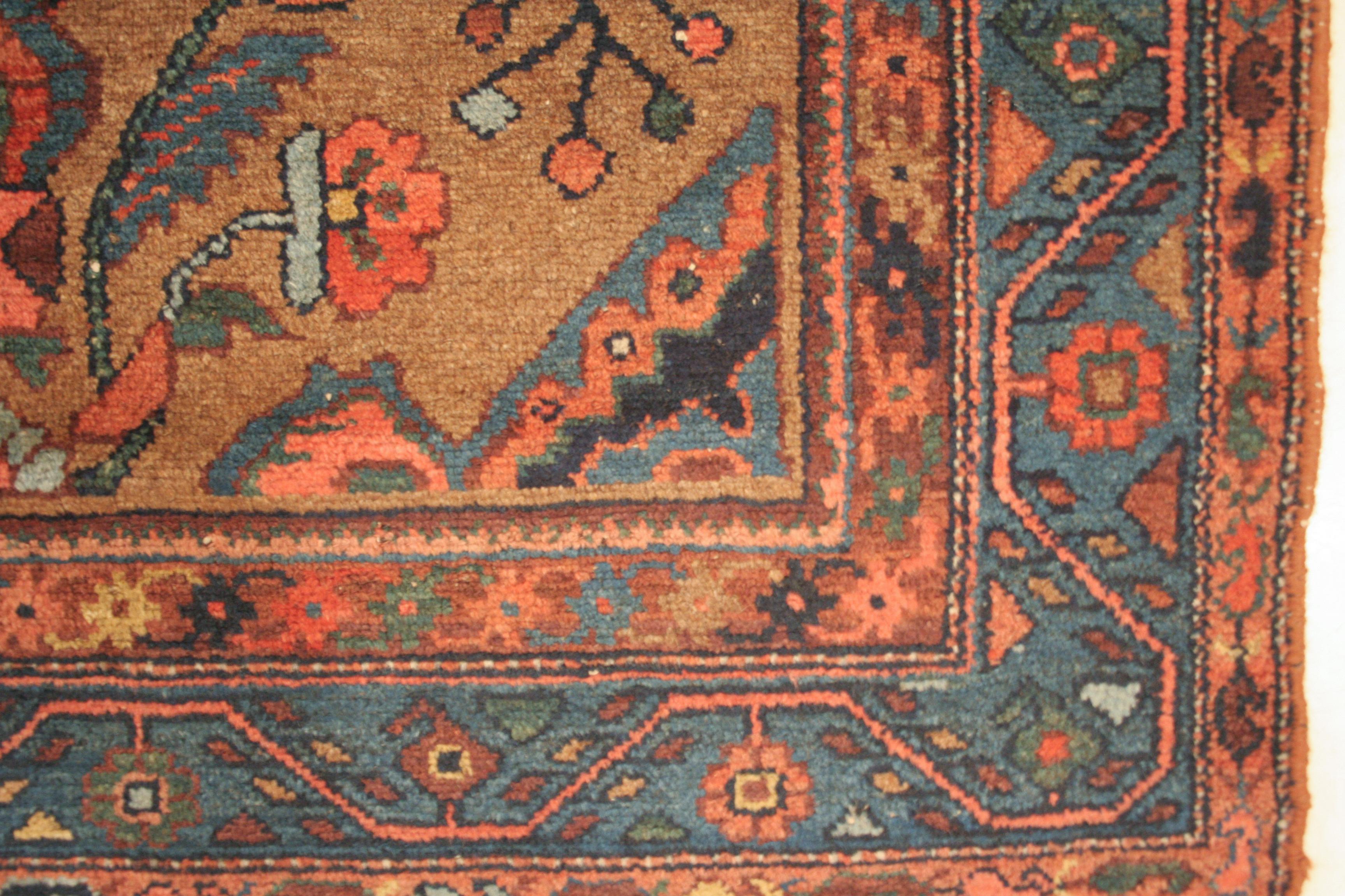 Certains tapis anciens de Hamadan se distinguent par l'utilisation de poils de chameau pour le fond. Ceux-ci sont appréciés pour leurs tons chauds, qui accompagnent invariablement les motifs floraux bien espacés qui ornent le champ. Le tapis
