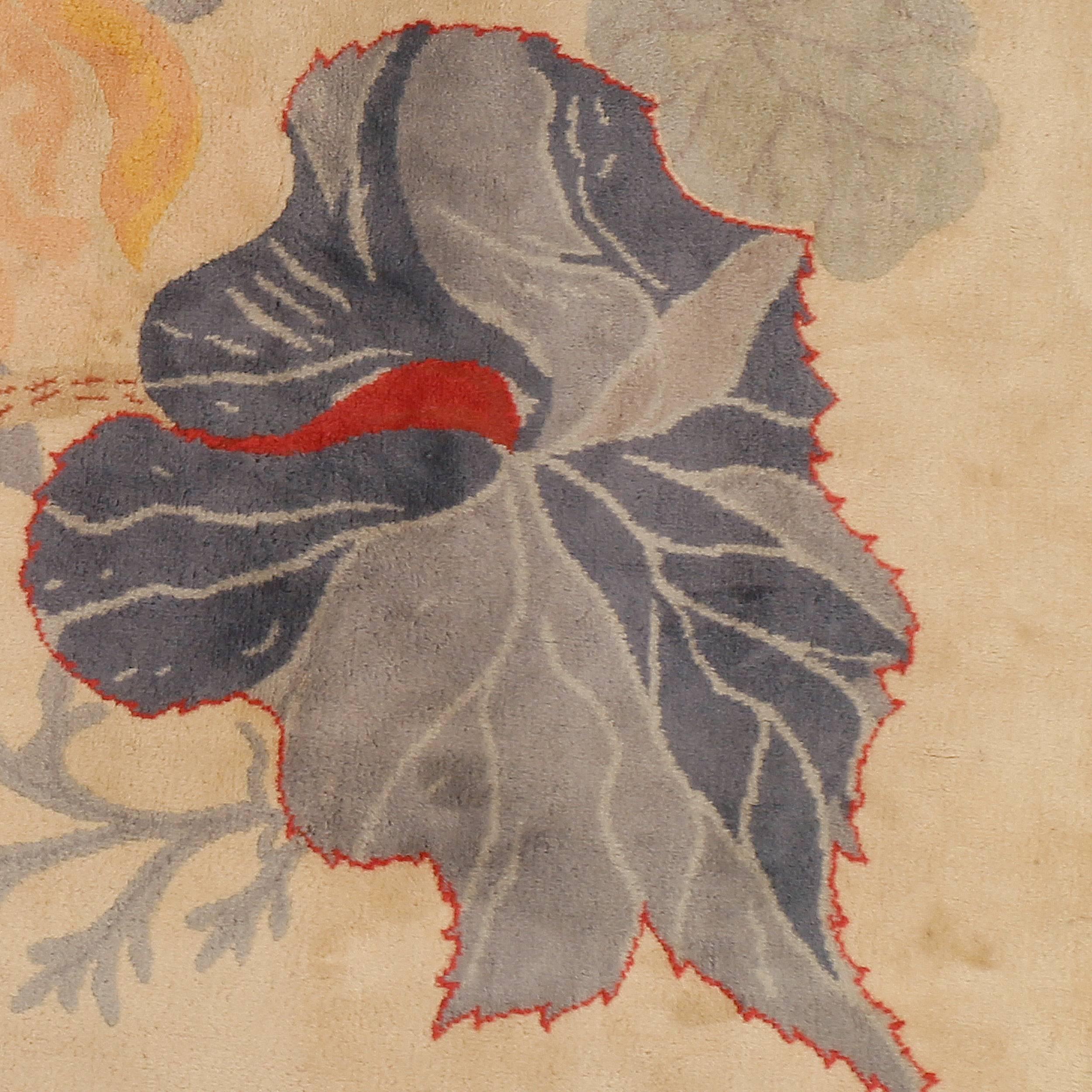 Ein herausragender Art-Déco-Teppich, der sich durch einen elfenbeinfarbenen Hintergrund auszeichnet, der mit einem großflächigen, detailliert gezeichneten Blumenmuster verziert ist. Viele Art-Déco-Künstler nahmen Muster wie dieses, das bereits im