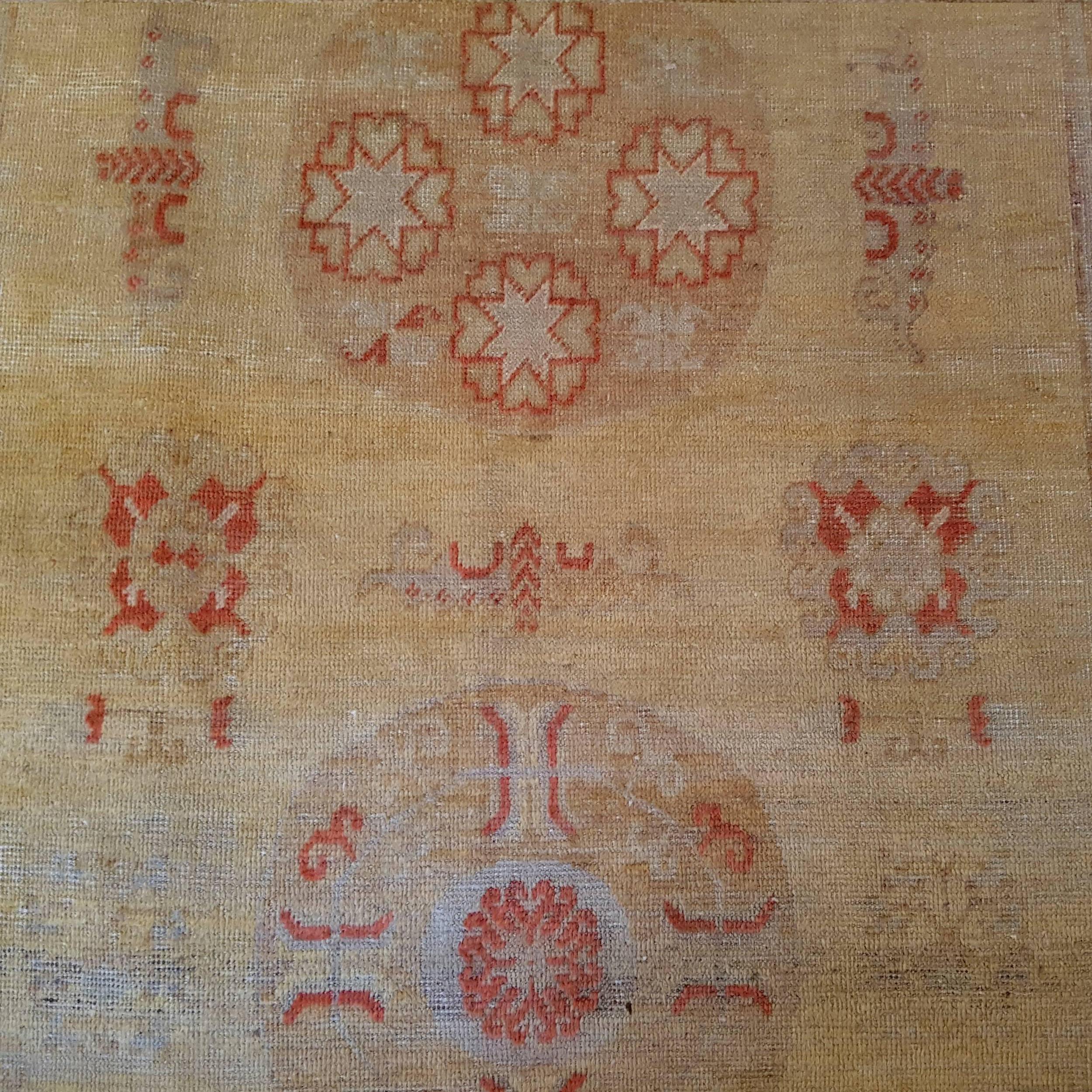 Antiker hellgelber Samarkand-Teppich im Zustand „Gut“ im Angebot in Milan, IT