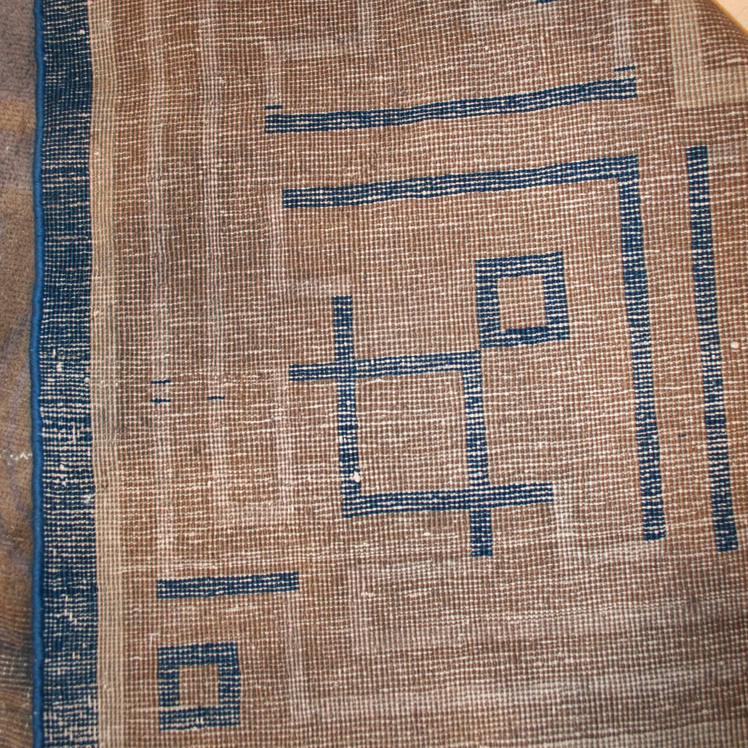 Shabby Chic Chinesischer Vintage-Teppich im Used-Stil im Zustand „Starke Gebrauchsspuren“ im Angebot in Milan, IT