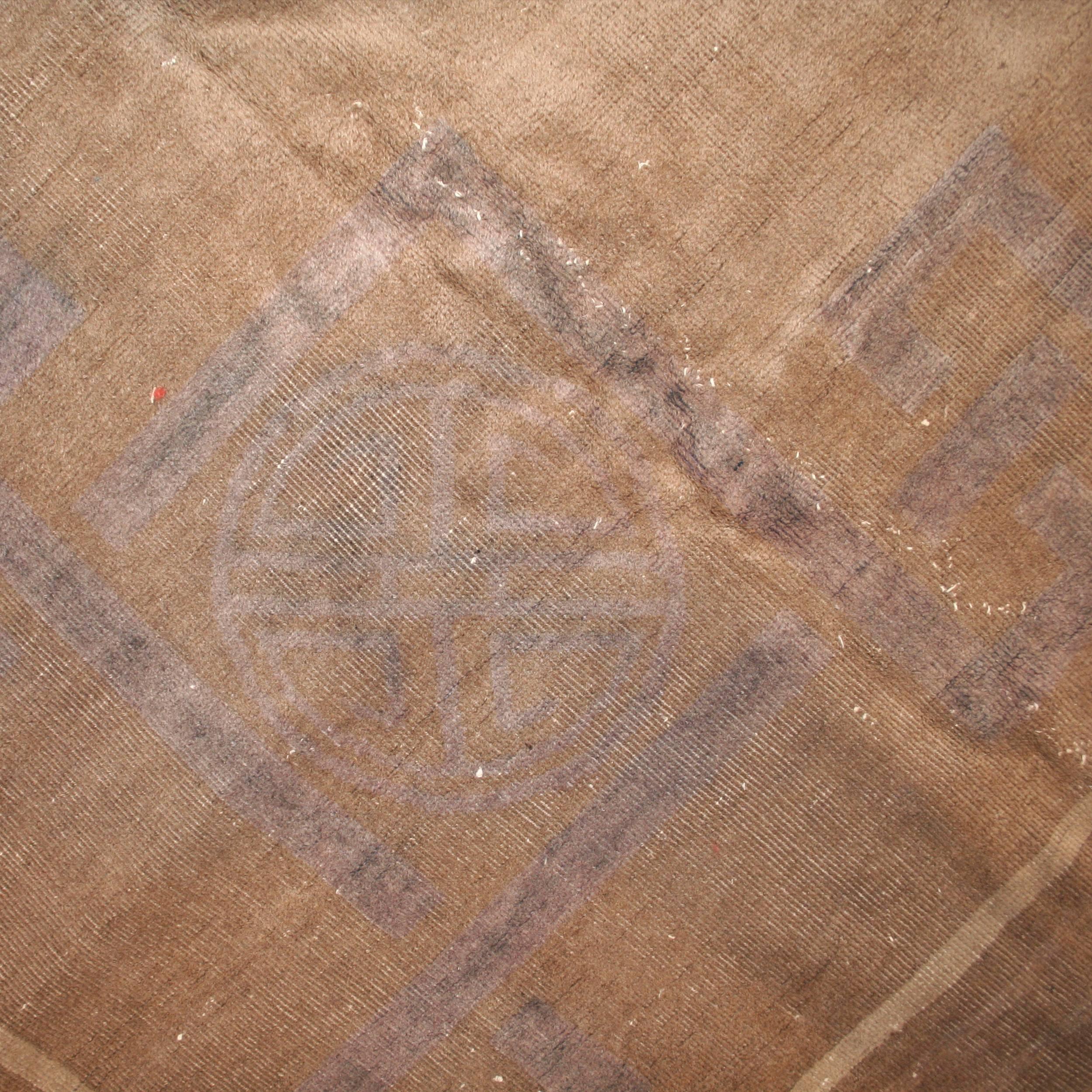 Dieser prächtige Teppich zeichnet sich durch ein großes zentrales Element aus, das aus einer Stilisierung des chinesischen Ideogramms 
