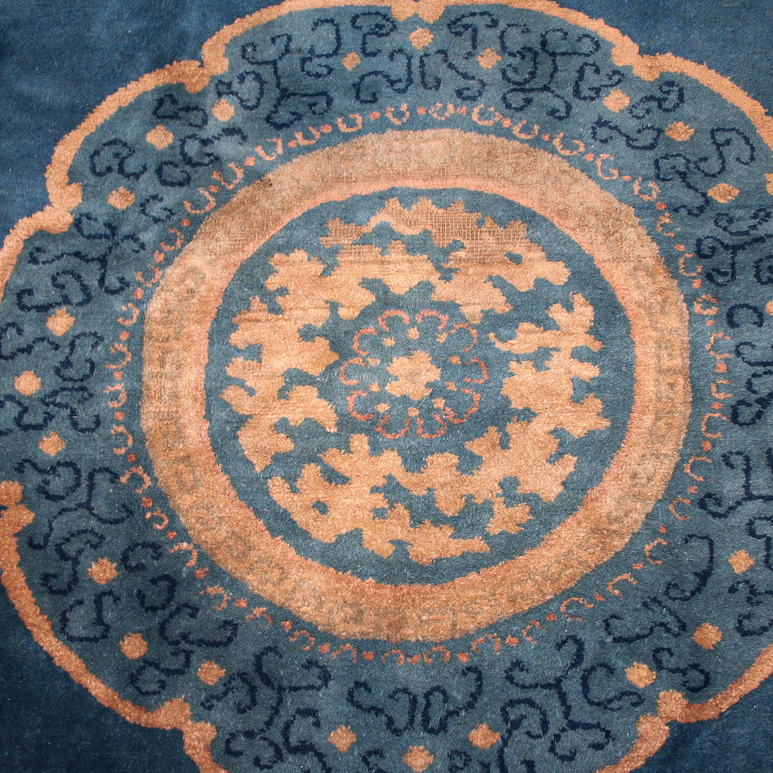 Des tapis comme celui-ci ont été tissés en Chine pendant la période de l'Art déco afin de répondre à la demande occidentale de tapis décoratifs conçus dans le goût de l'Art déco. Ici, le style Art déco est maintenu par une disposition asymétrique de