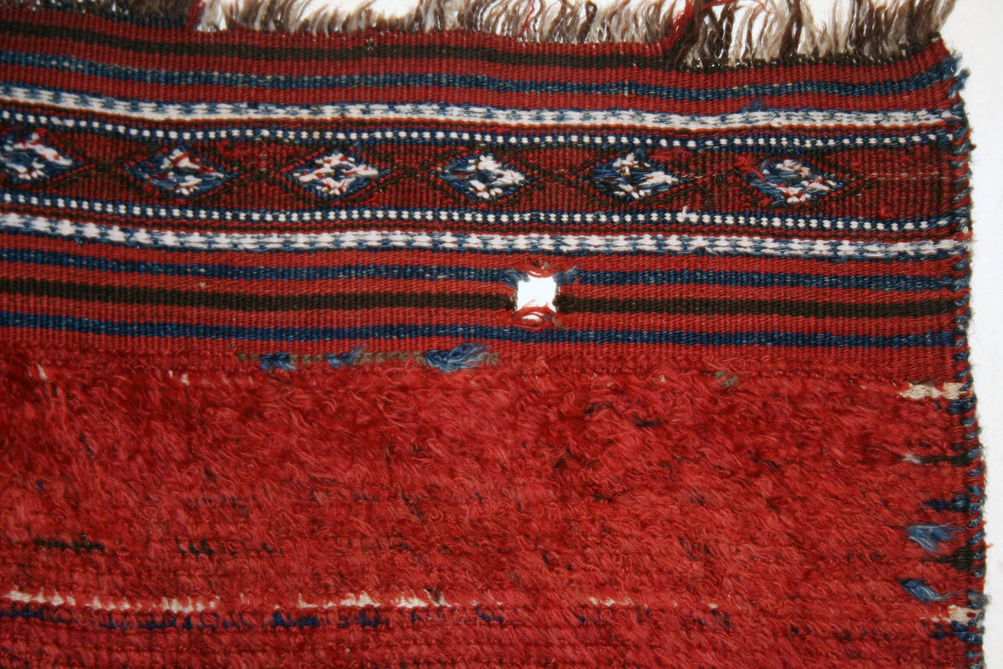 Seltener antiker zentralasiatischer minimalistischer Stammeskunst-Teppich im Zustand „Gut“ im Angebot in Milan, IT