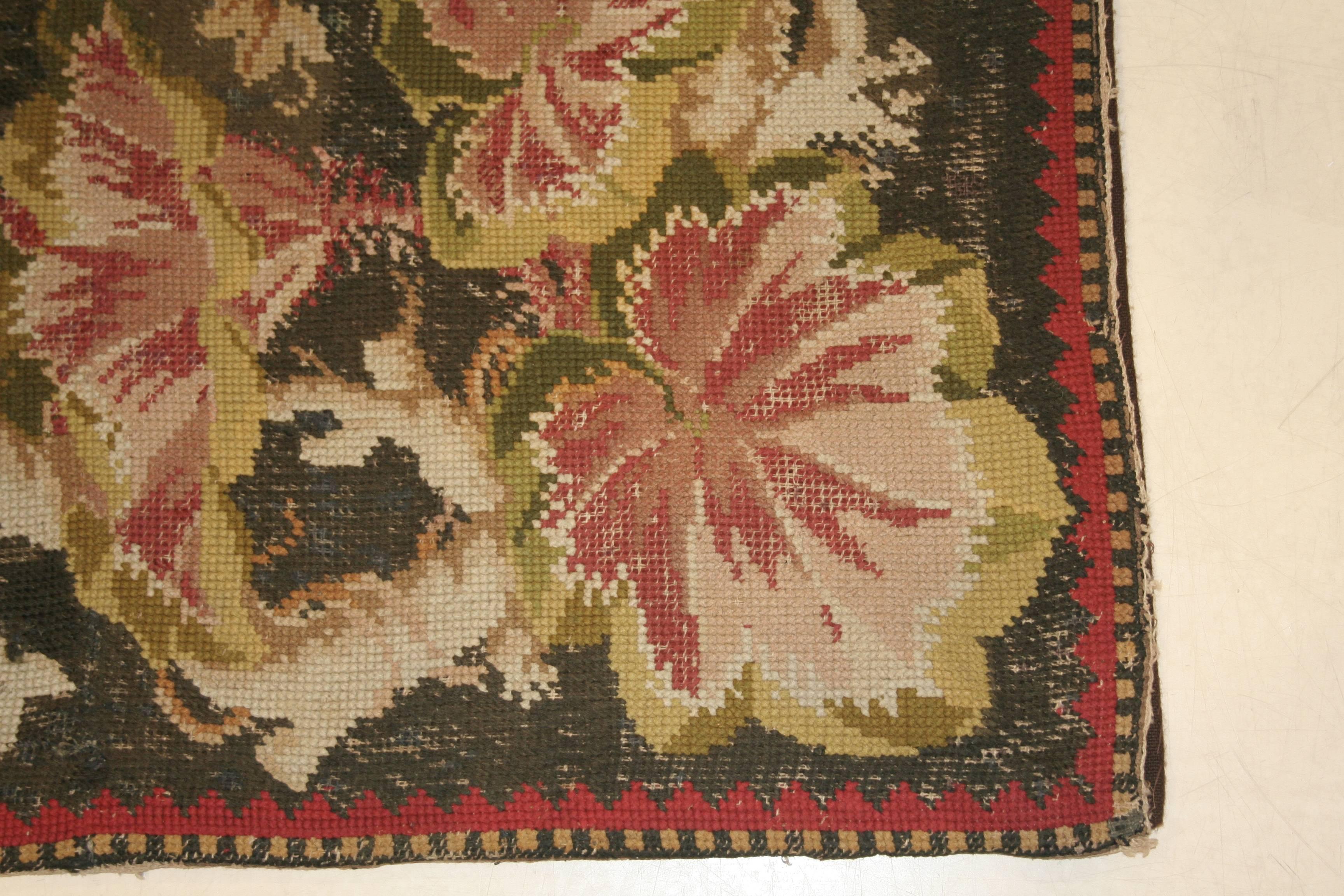Alfombra de aguja inglesa antigua verde bosque de principios de la época victoriana Tejido a mano en venta