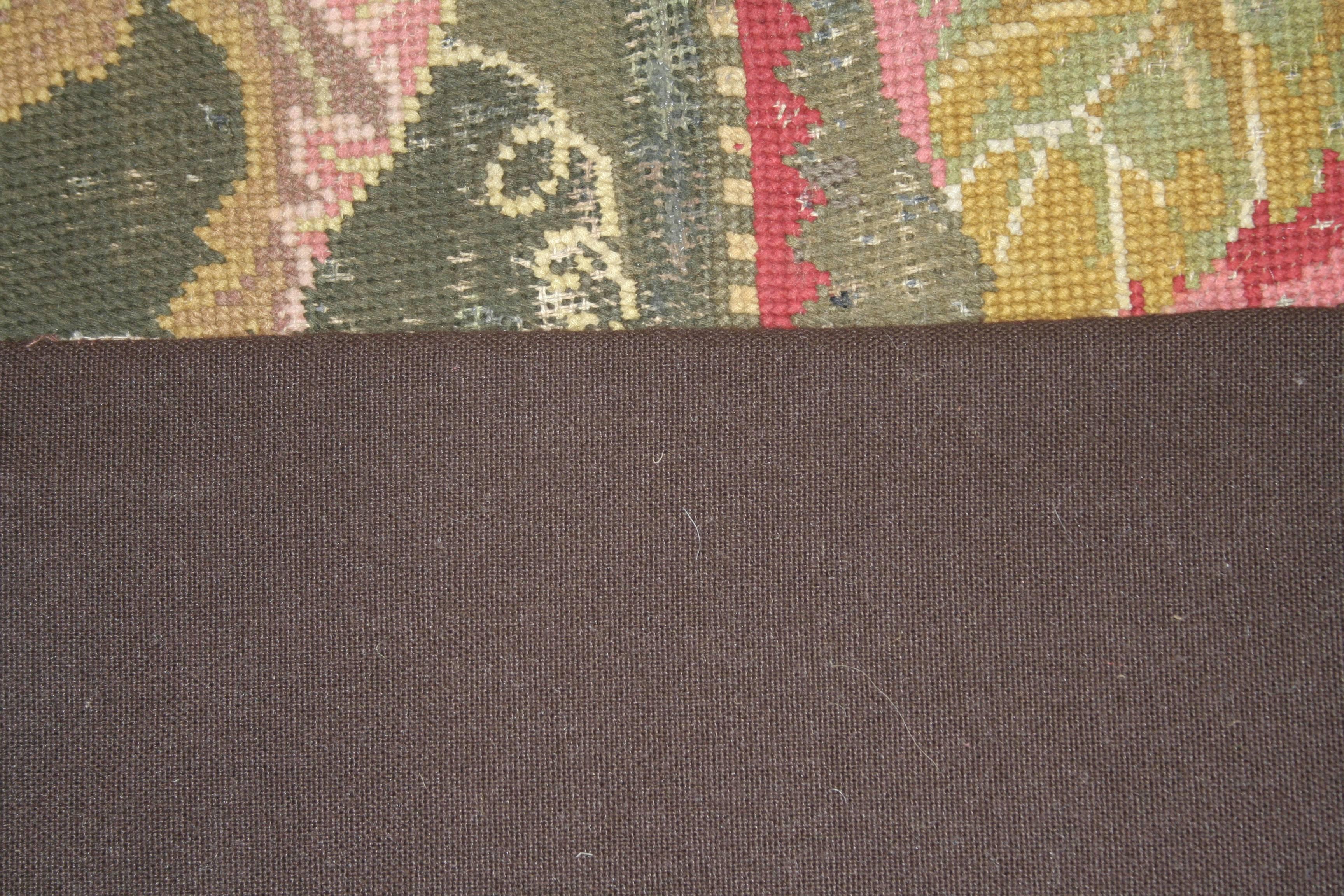 Alfombra de aguja inglesa antigua verde bosque de principios de la época victoriana en Bueno estado para la venta en Milan, IT