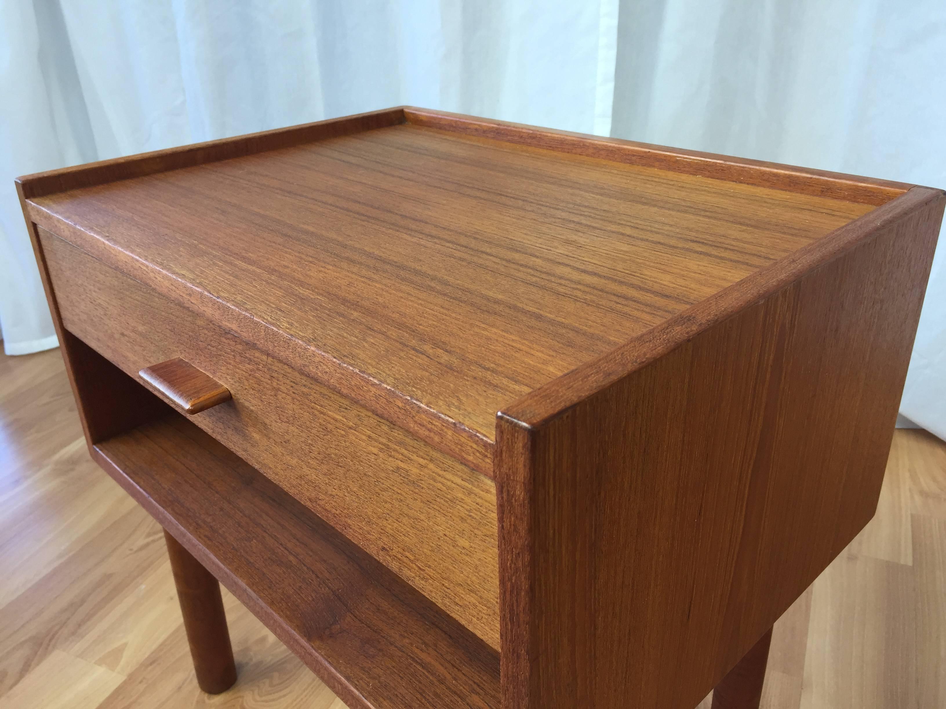 Rare Pair of Model RY430 Teak Nightstands by Hans Wegner for Ry Møbler In Excellent Condition In San Francisco, CA