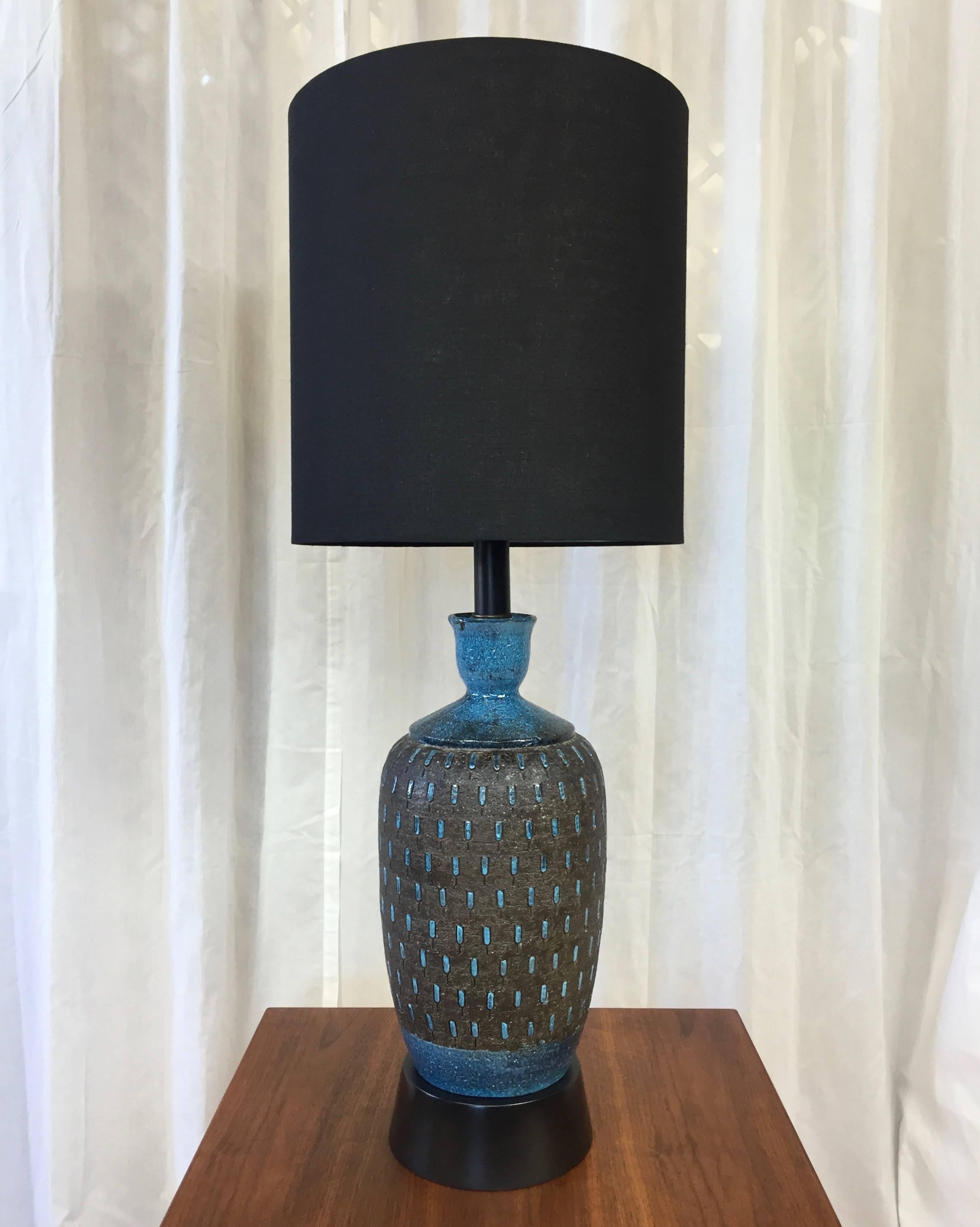 A very large and tall table lamp with “Rimini Blue” glaze and rare incised motif by Aldo Londi for Bitossi.

Urn-shaped body is of subtly textured brown pottery with a satin black finish, over which is applied glossy cerulean glaze. Hundreds of