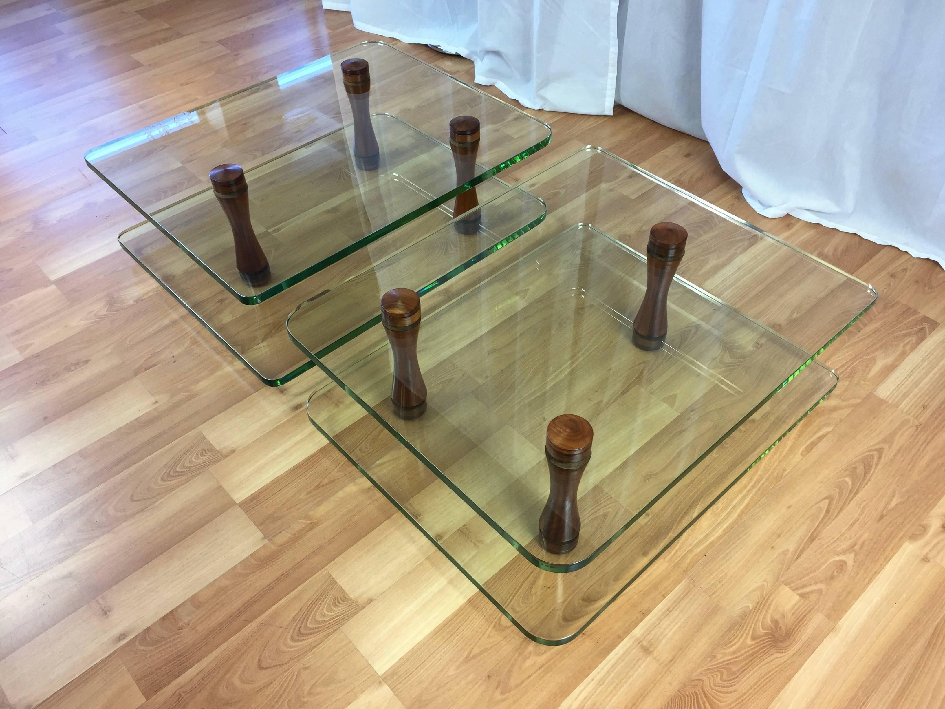 Pareja de raras mesas auxiliares de nogal y cristal de Gilbert Rohde para Herman Miller Moderno estilizado en venta