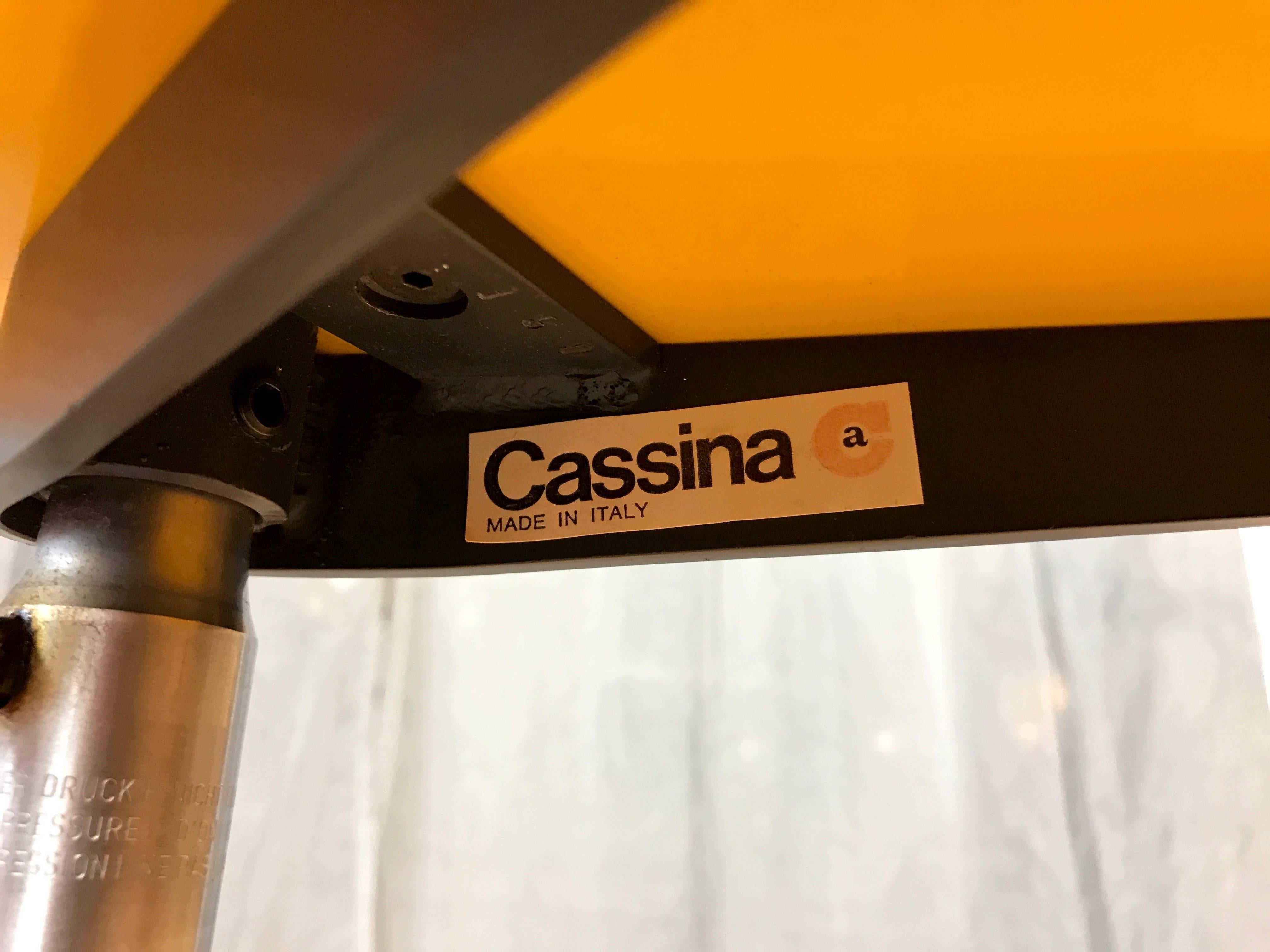 Ungewöhnlicher Toshiyuki Kita Kick-Tisch für Cassina (Farbblau) (Ende des 20. Jahrhunderts) im Angebot