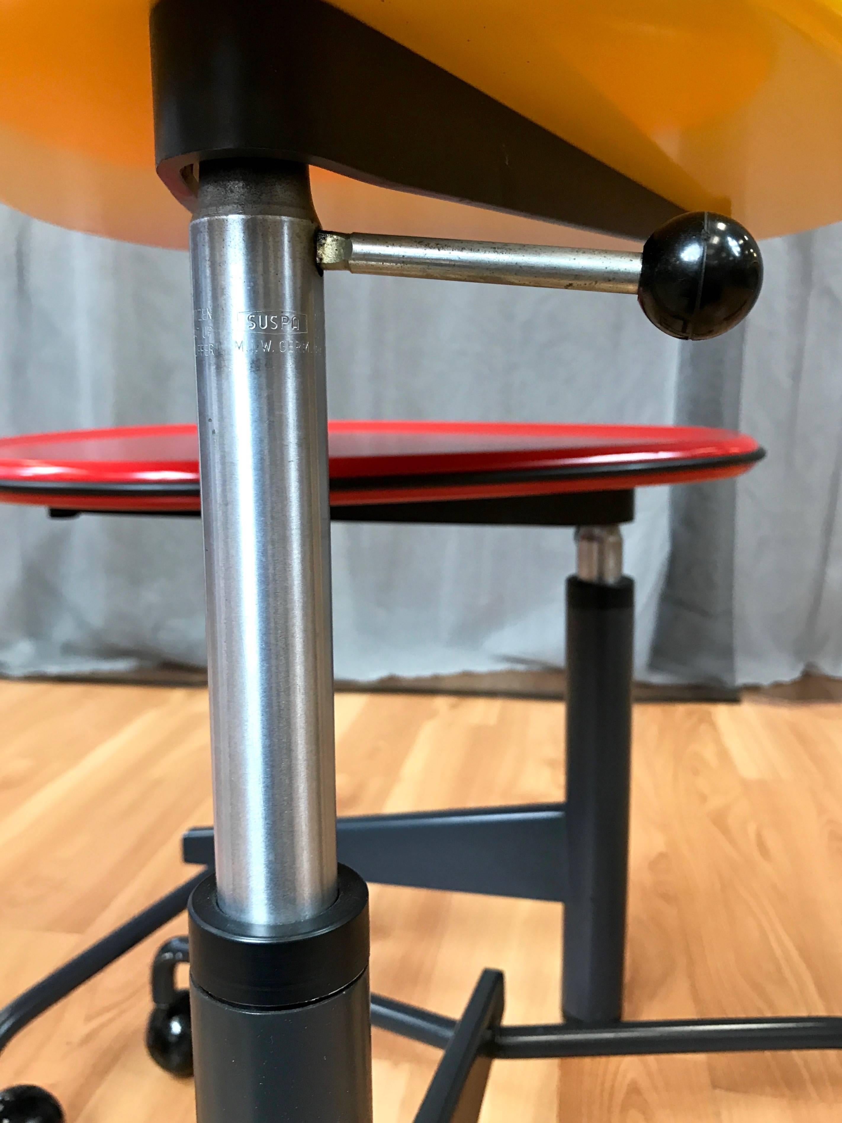 Ungewöhnlicher Toshiyuki Kita Kick-Tisch für Cassina (Farbblau) im Zustand „Gut“ im Angebot in San Francisco, CA