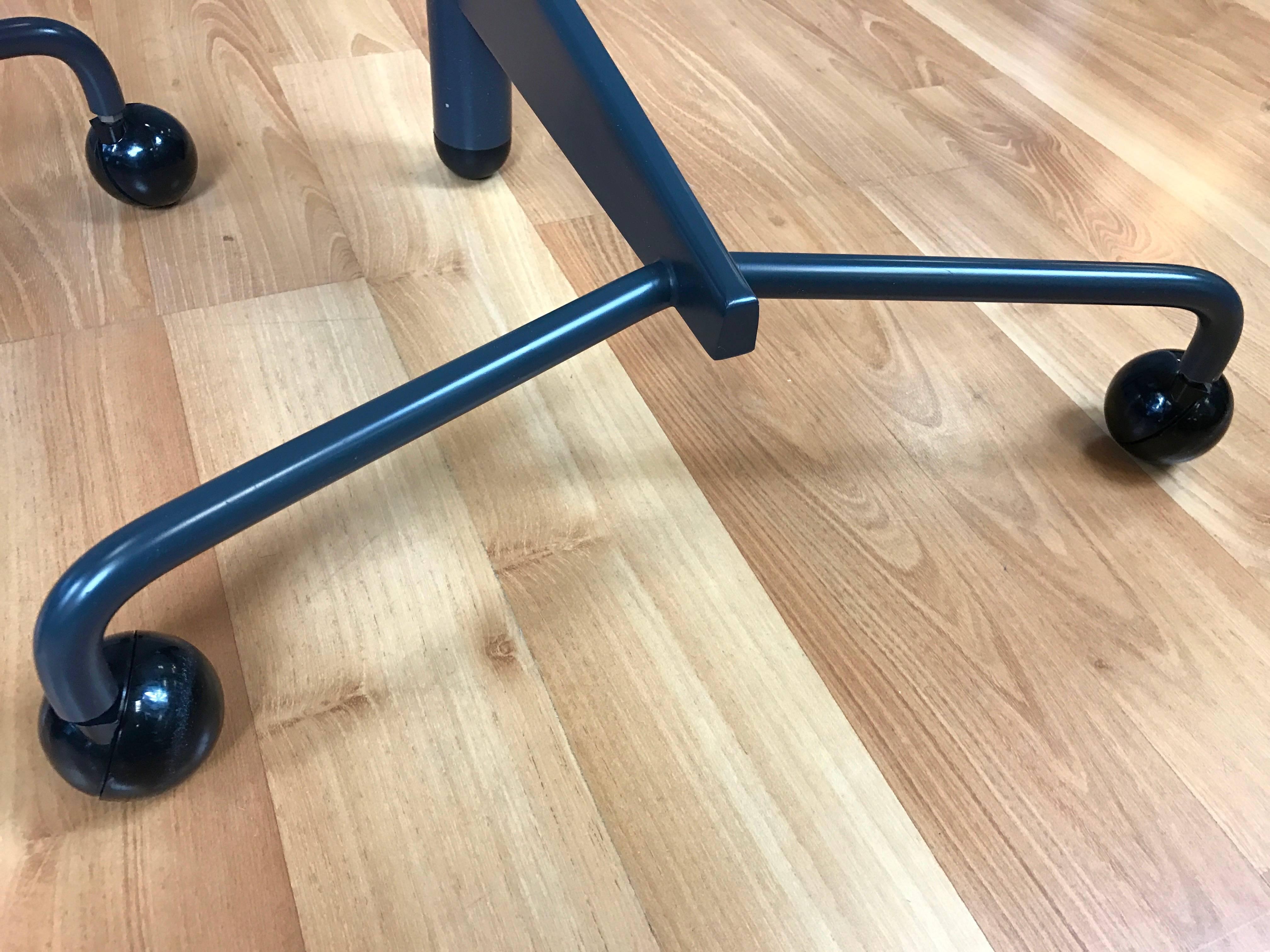 Ungewöhnlicher Toshiyuki Kita Kick-Tisch für Cassina (Farbblau) (Italienisch) im Angebot